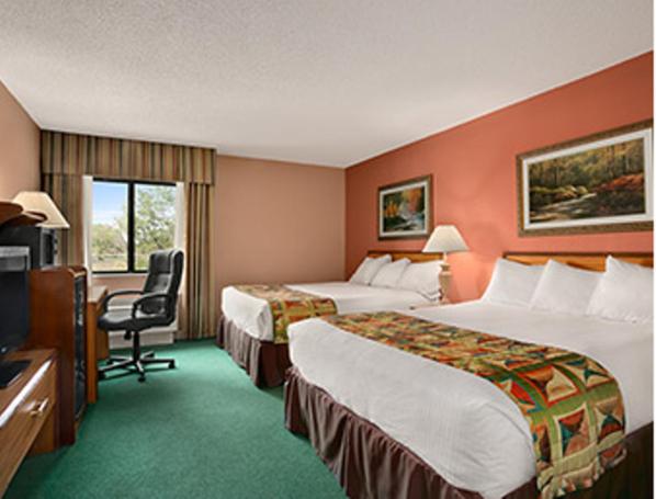 Queen Room with Two Queen Beds- Non Smoking - Photo 2