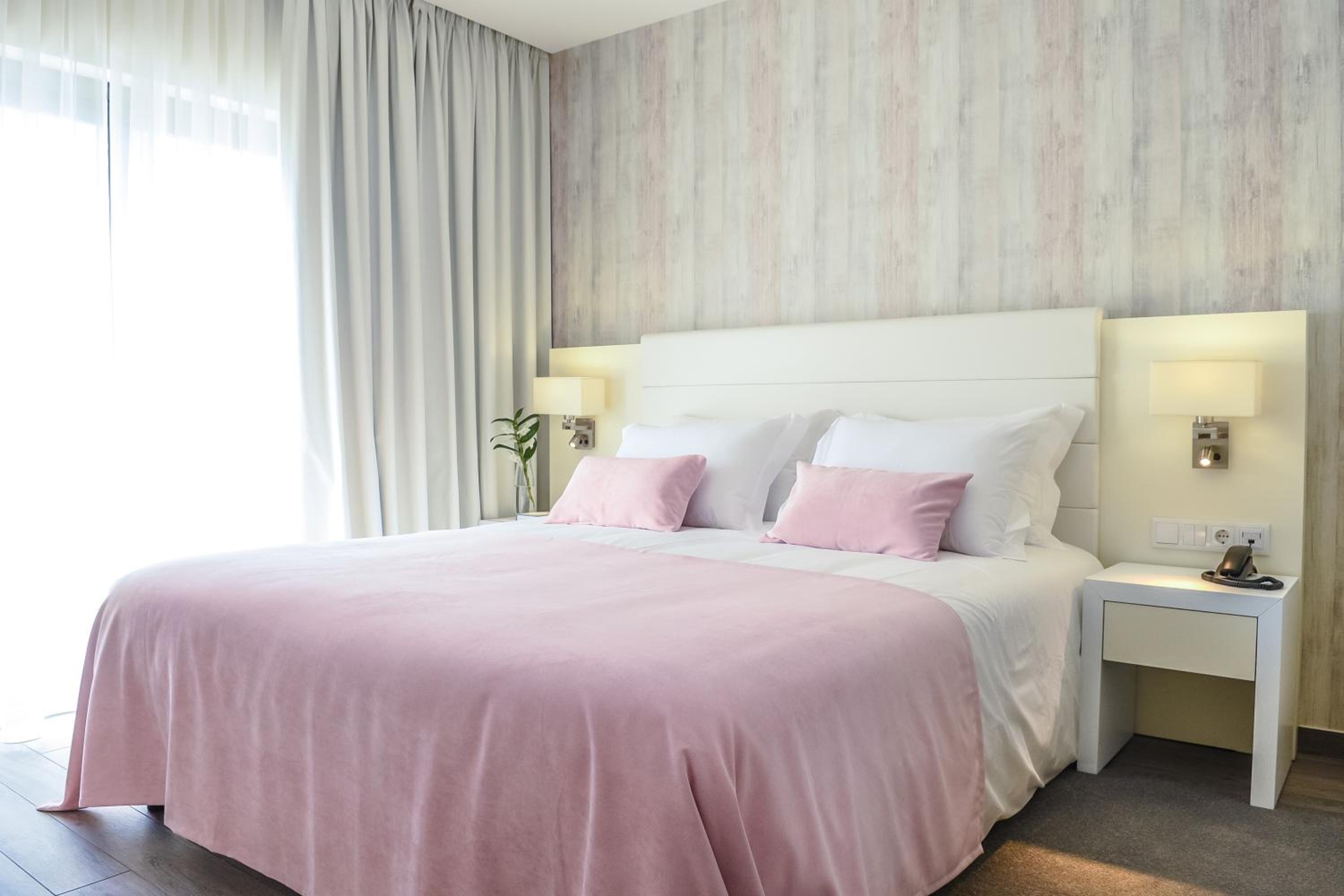 Standard Double or Twin Room with Balcony and Pool View photo 1