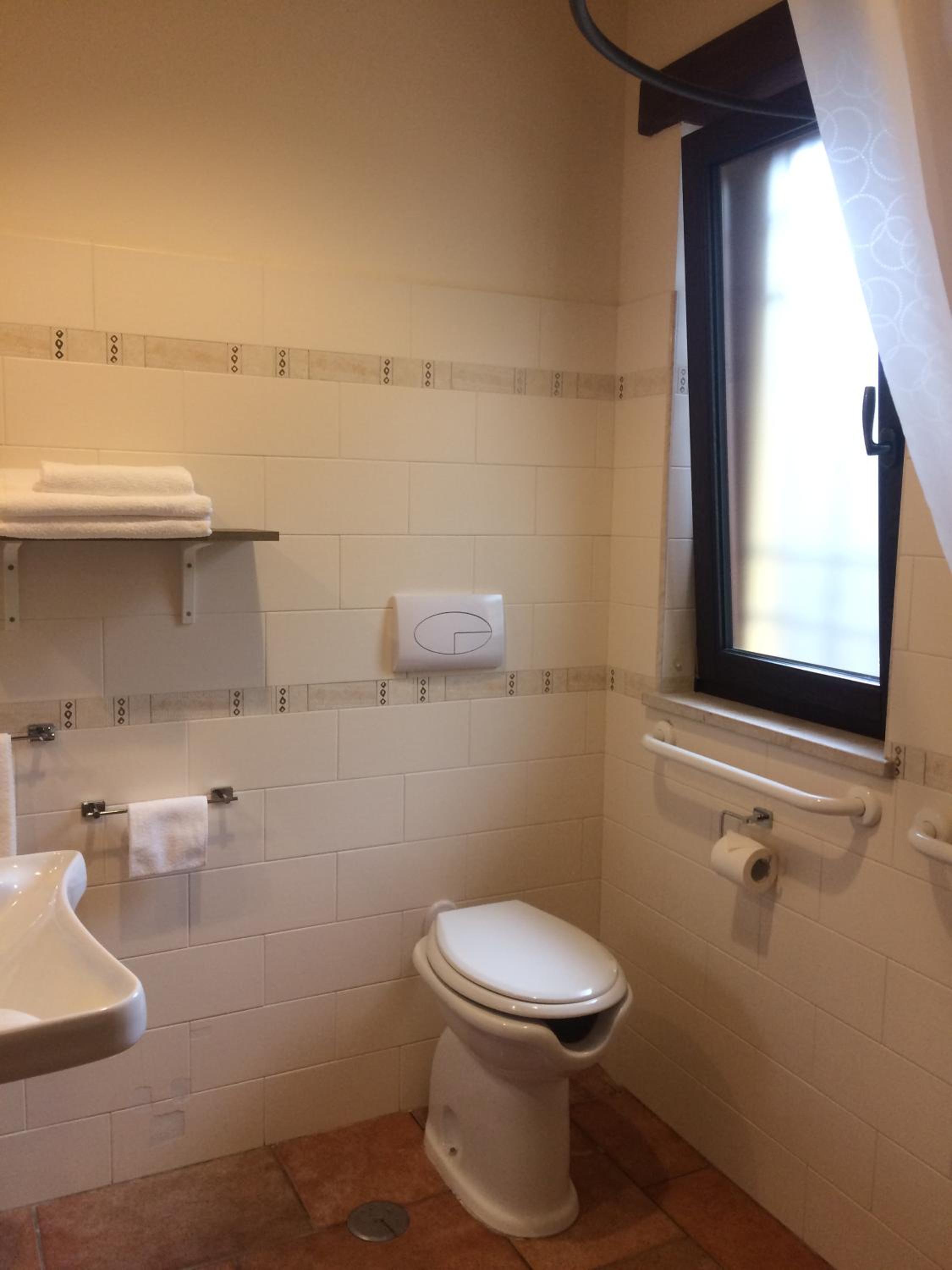 Double or Twin Room - Disability Access photo 2