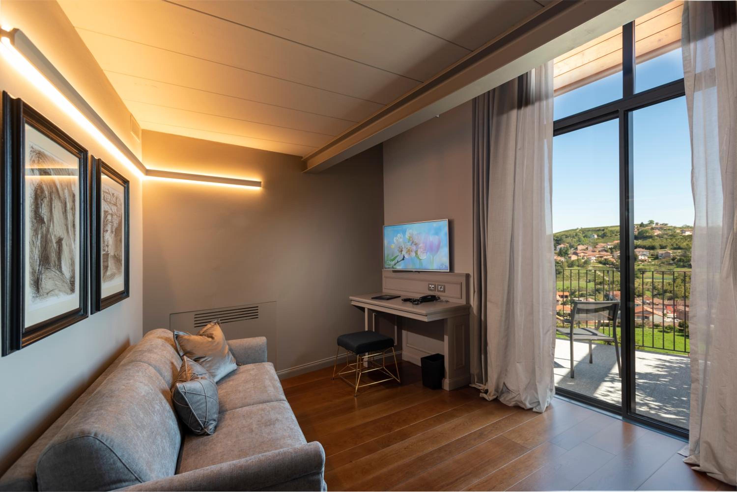 Suite - Photo 21