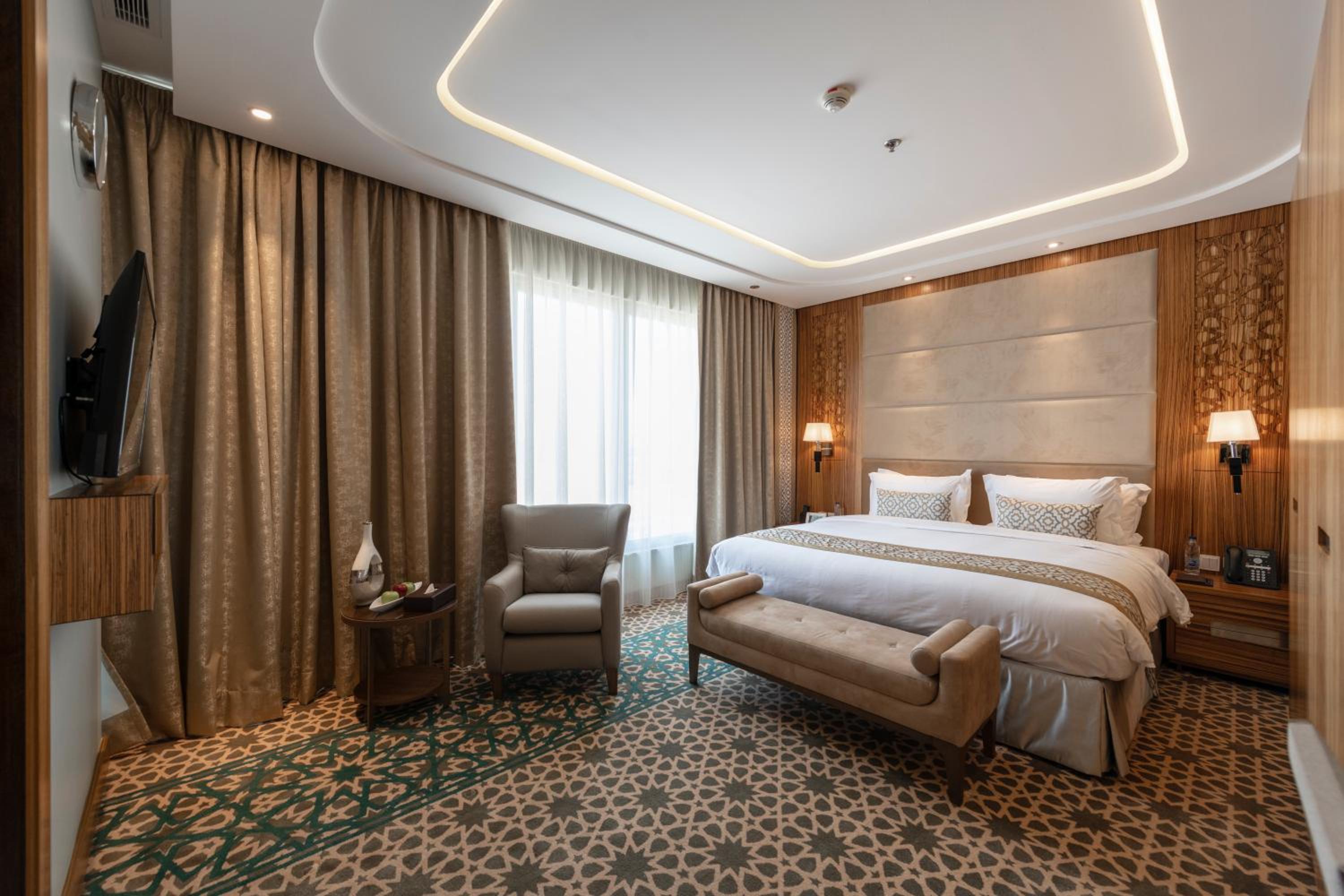 Deluxe King Room - Photo 1