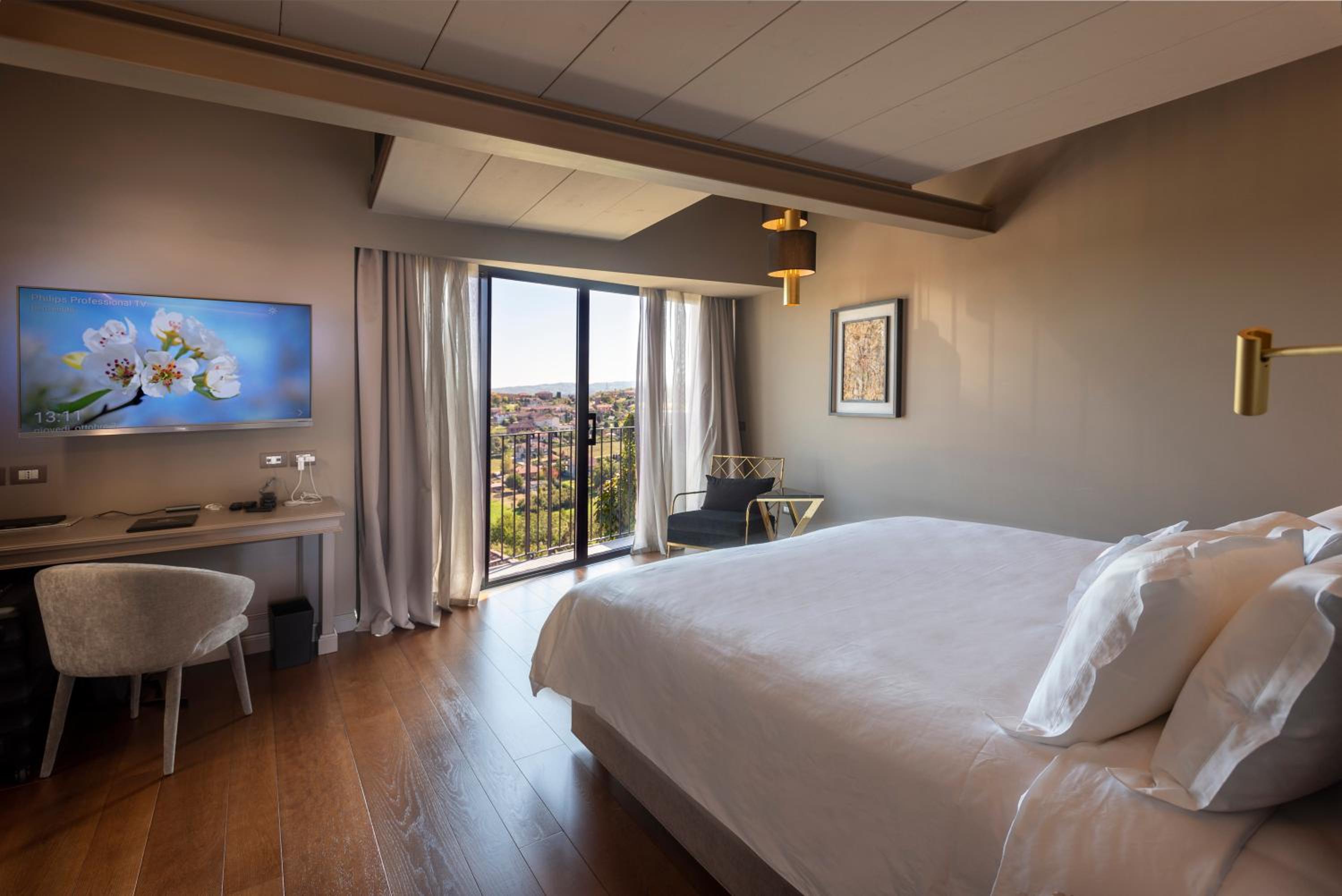 Suite - Photo 11