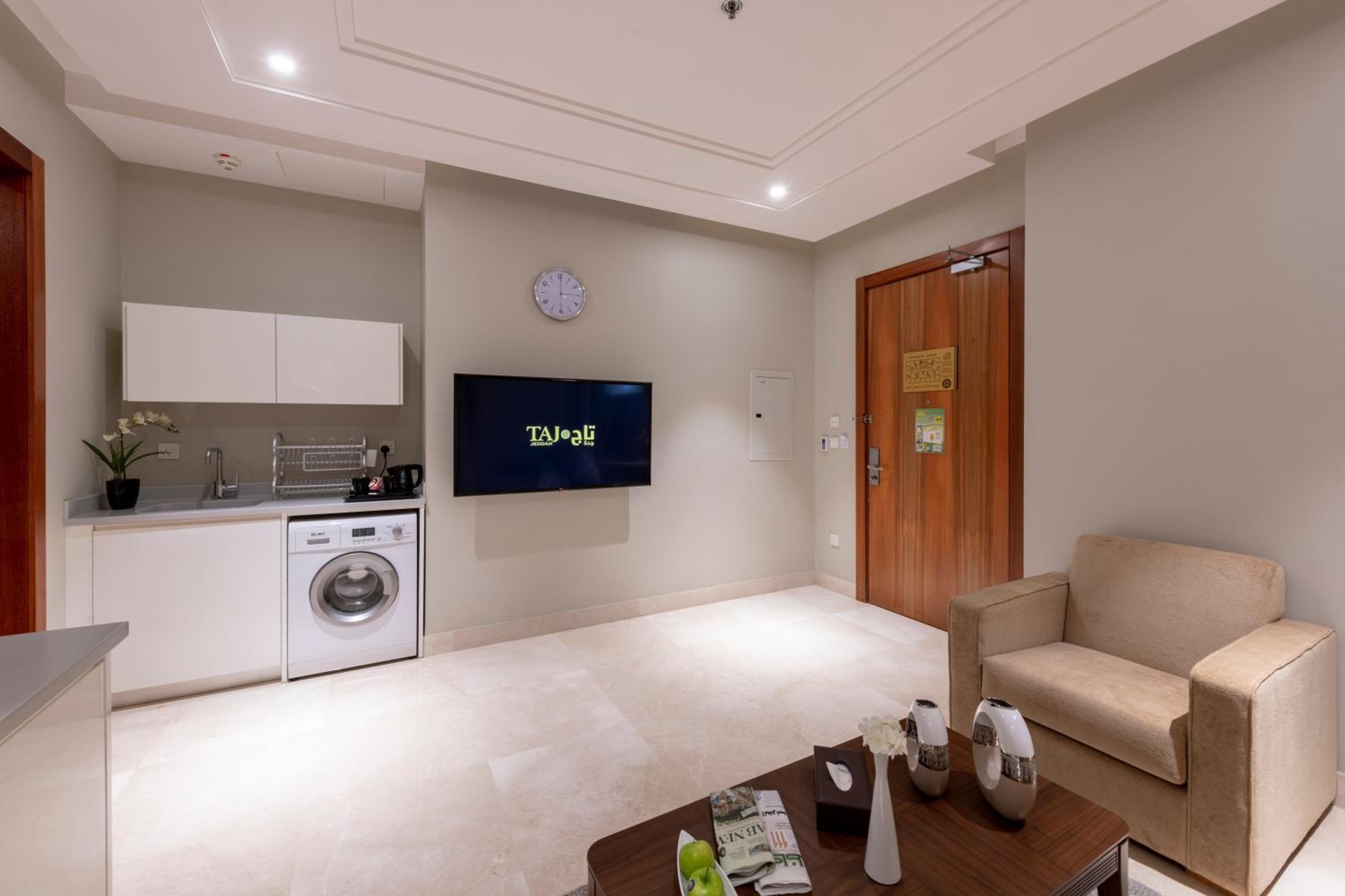 Executive One-Bedroom Apartment - Photo 4