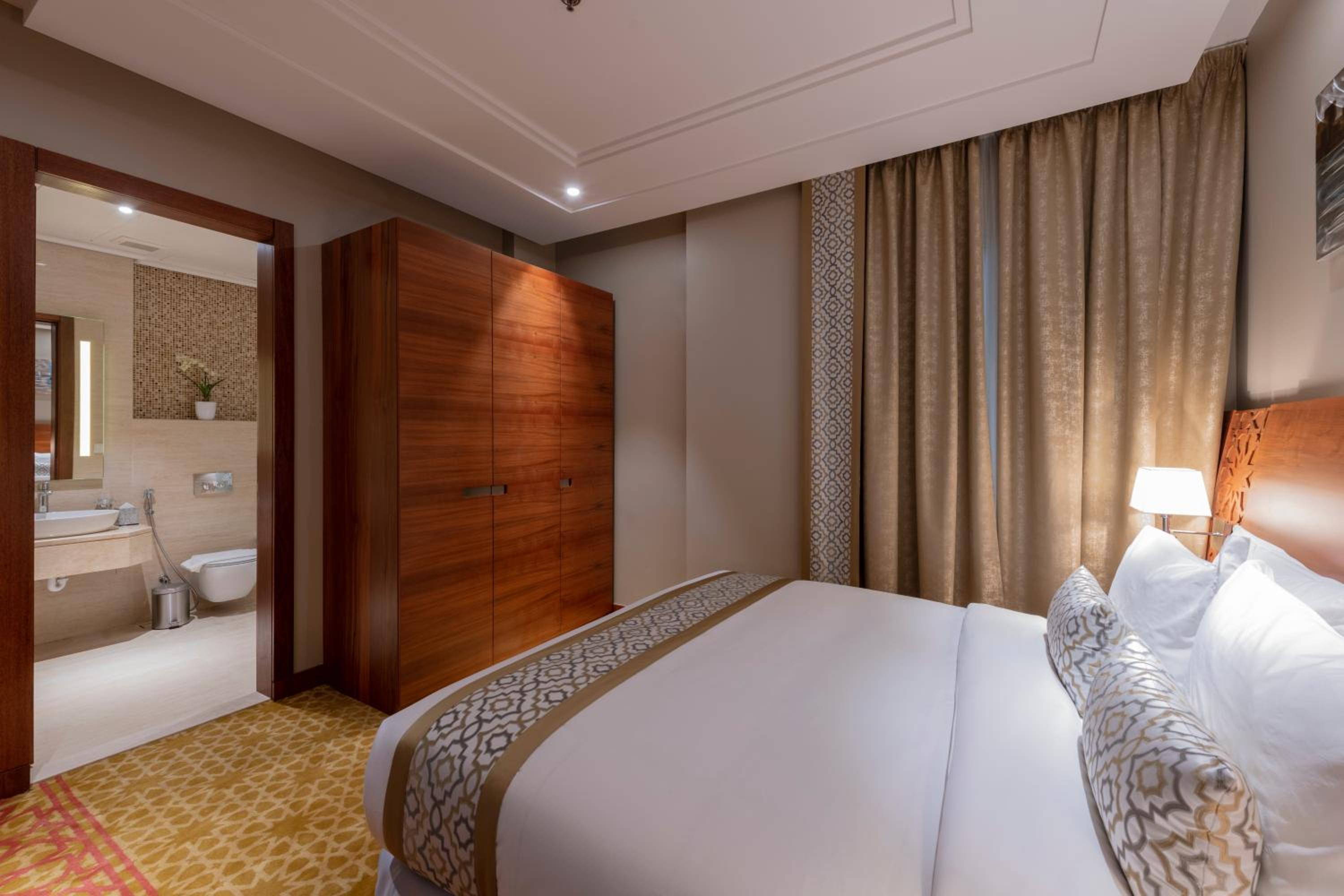 Executive One-Bedroom Apartment - Photo 2