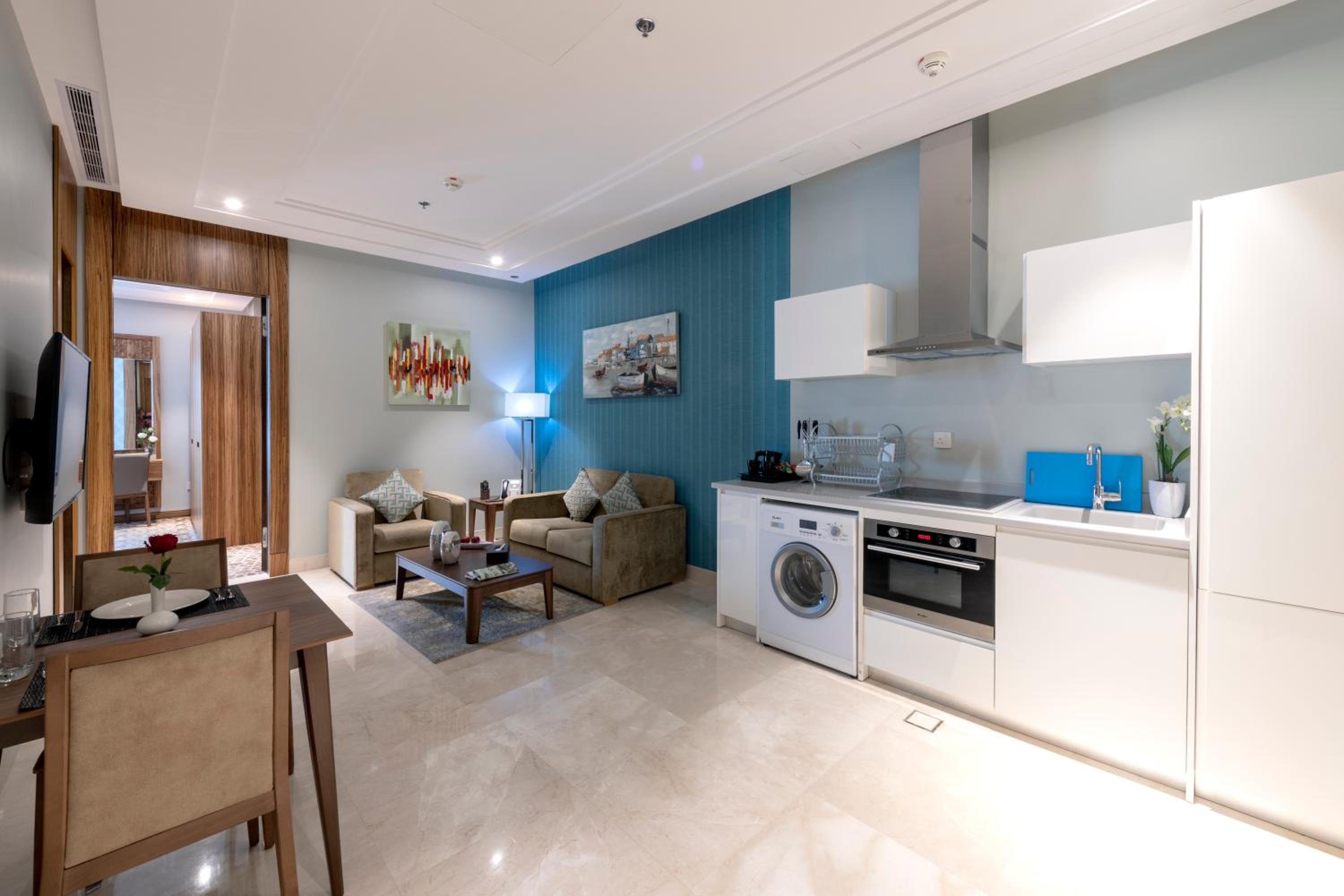Premier  King One-Bedroom Apartment - Photo 4
