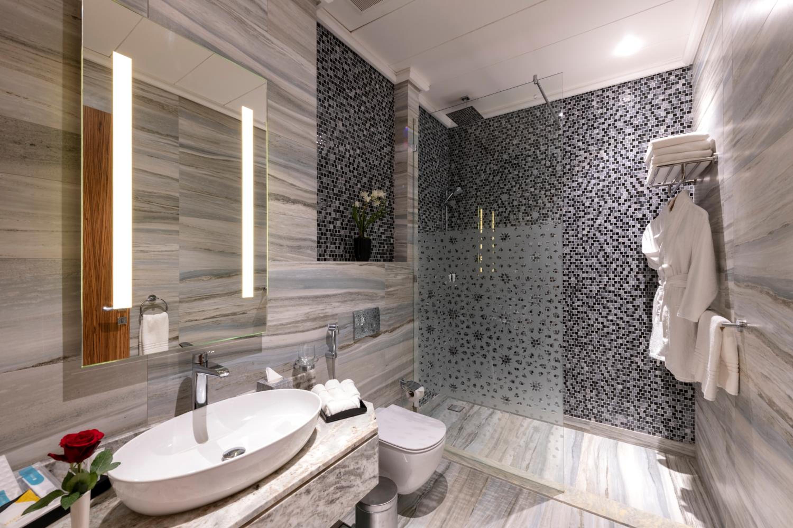 Premier  King One-Bedroom Apartment - Photo 2