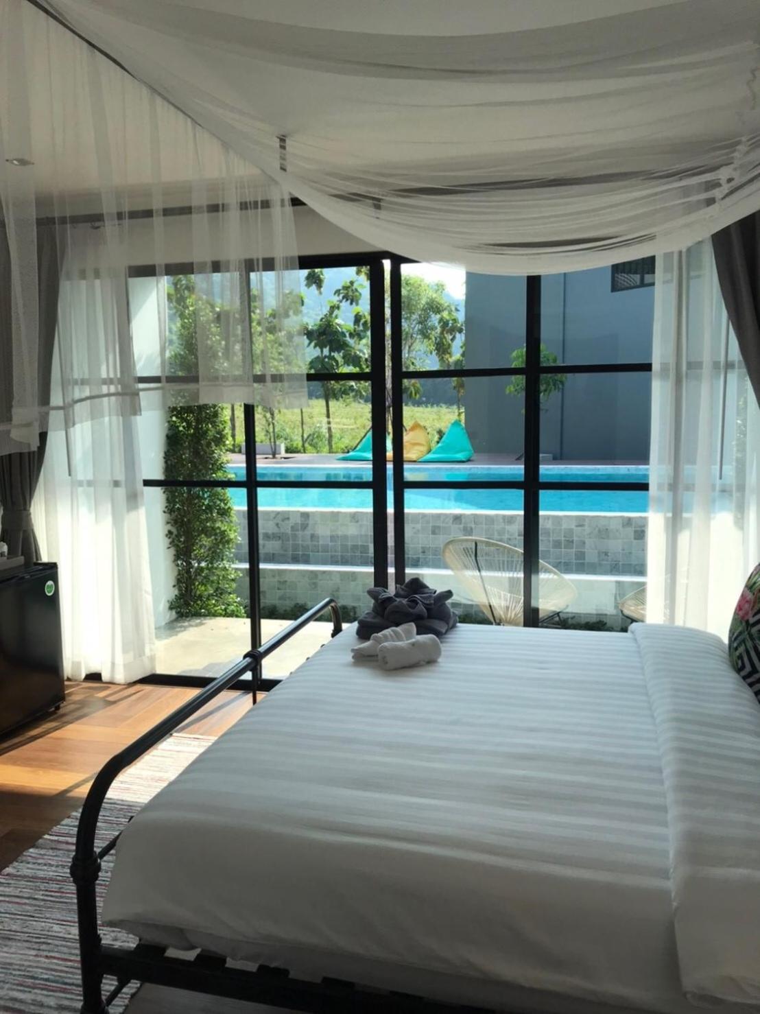 Junior Suite with Pool View - Photo 11