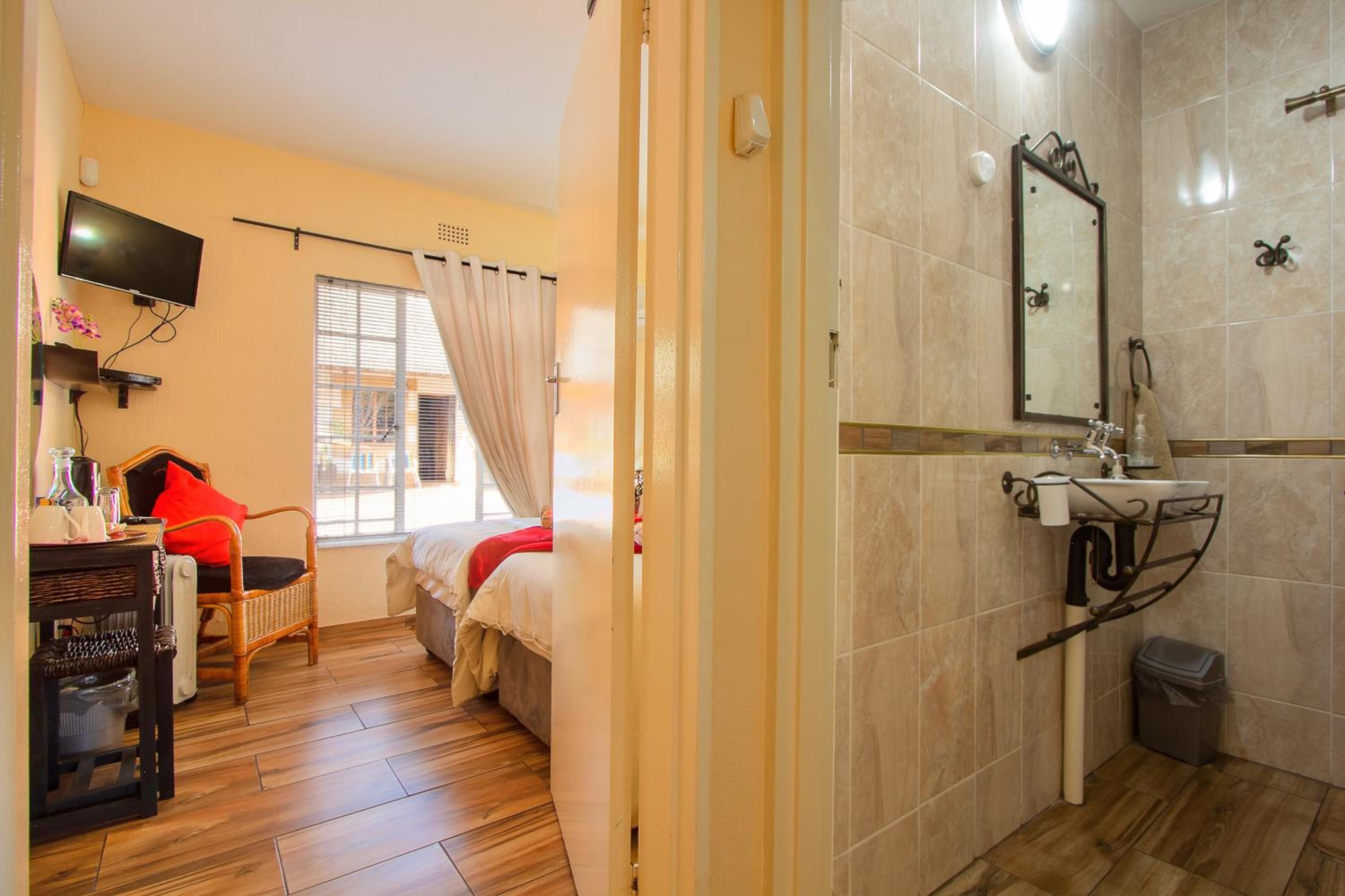 Superior Twin Room photo 3