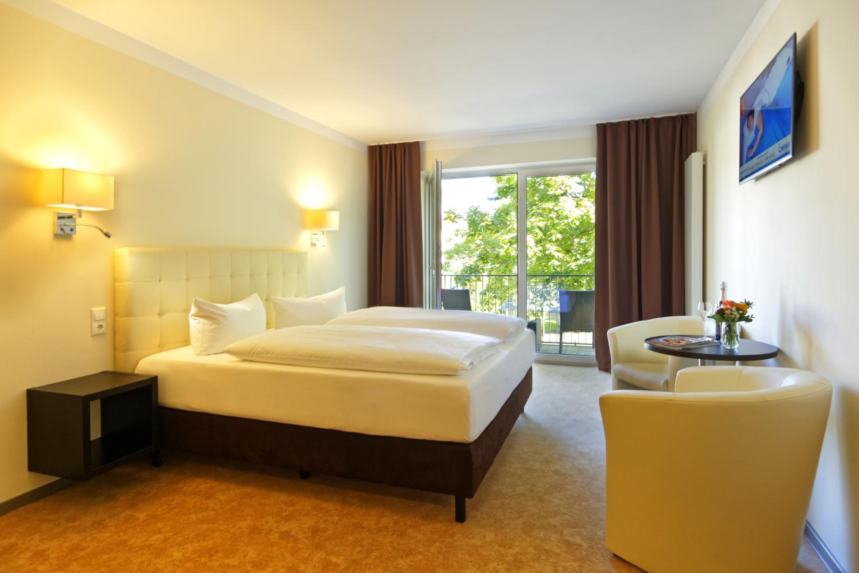 Deluxe Double Room with Balcony photo 2