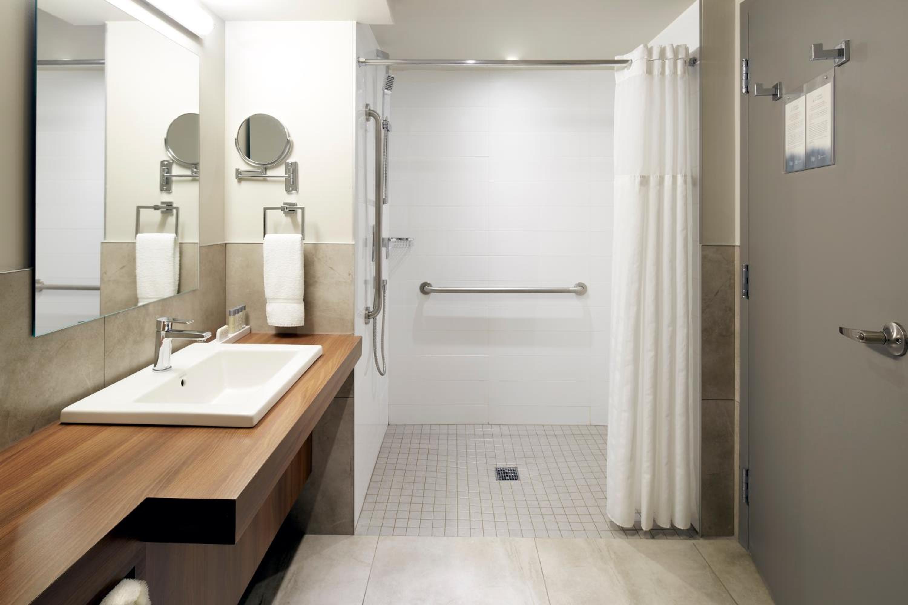 King Room - Disability Access photo 3