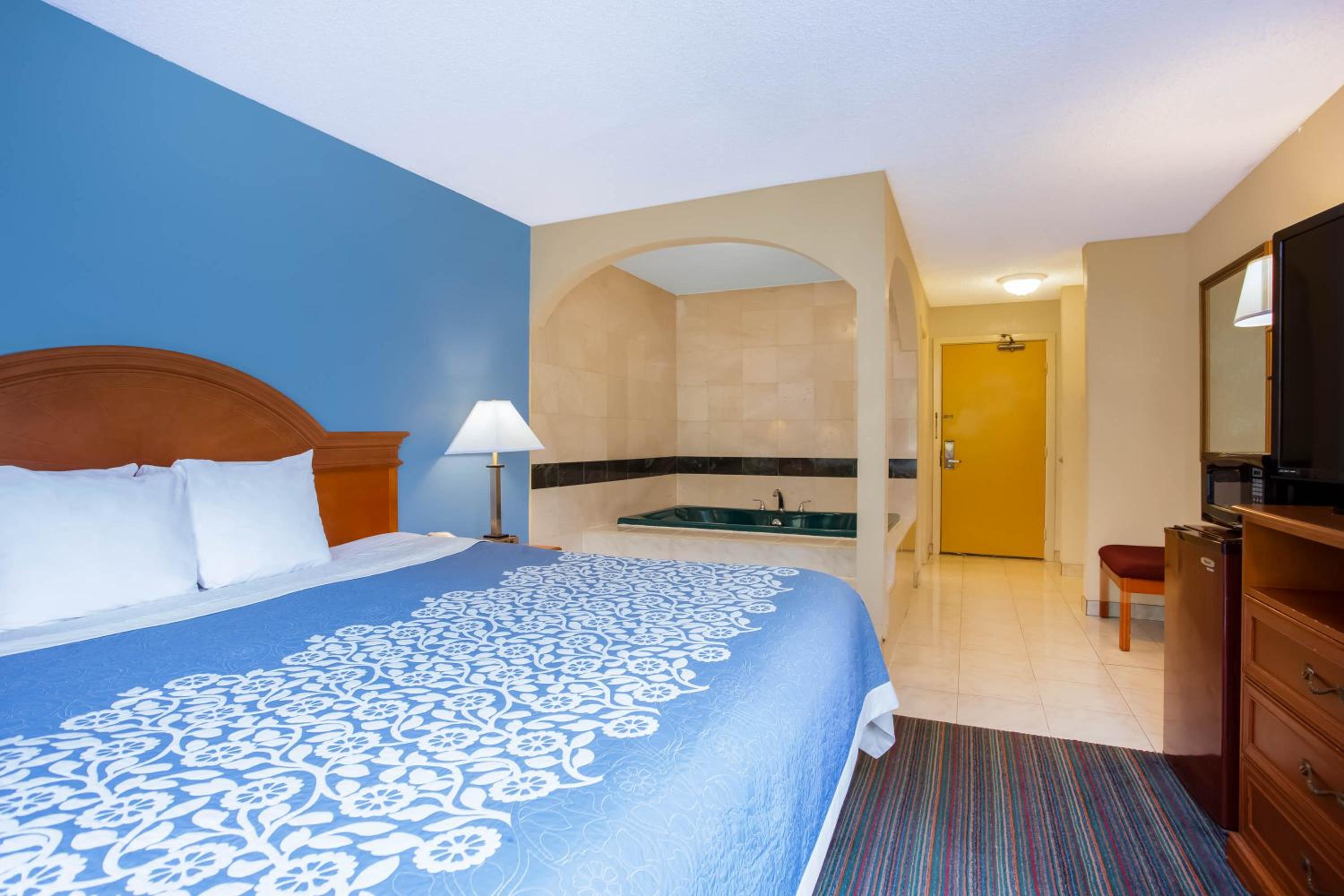 King Suite - Non-Smoking - Photo 4