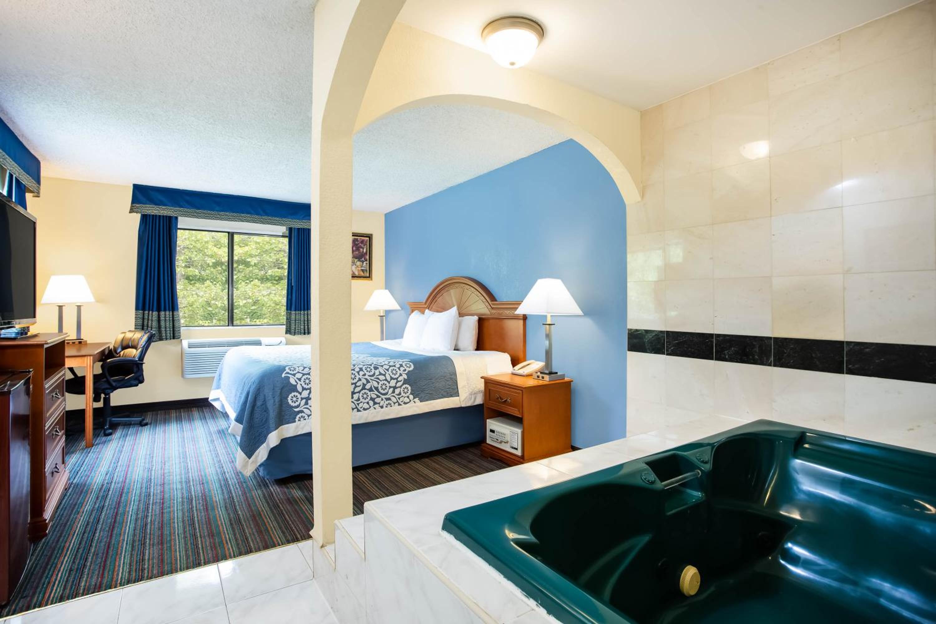 King Suite - Non-Smoking - Photo 1