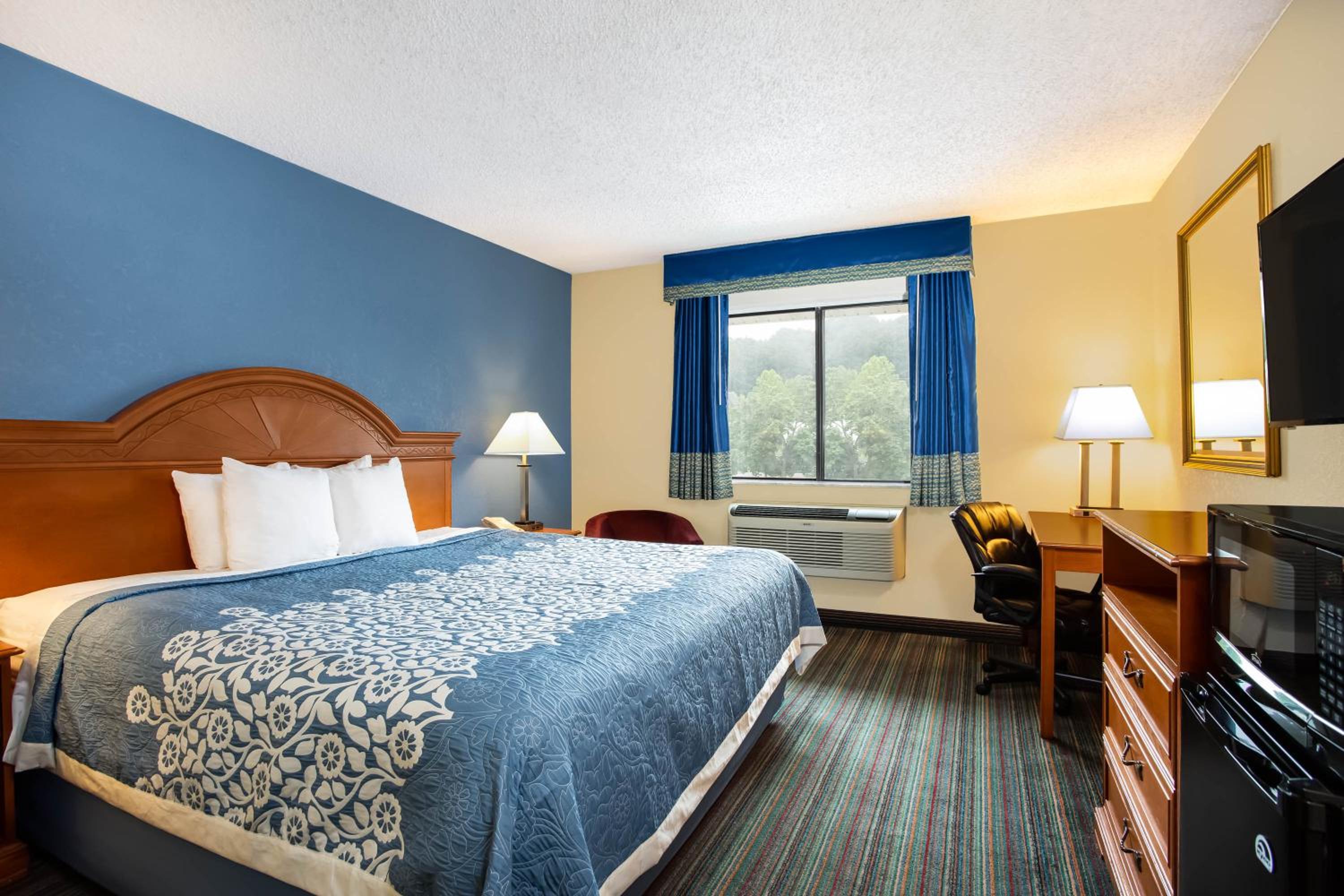 King Room - Second Floor/Non-Smoking - Photo 4