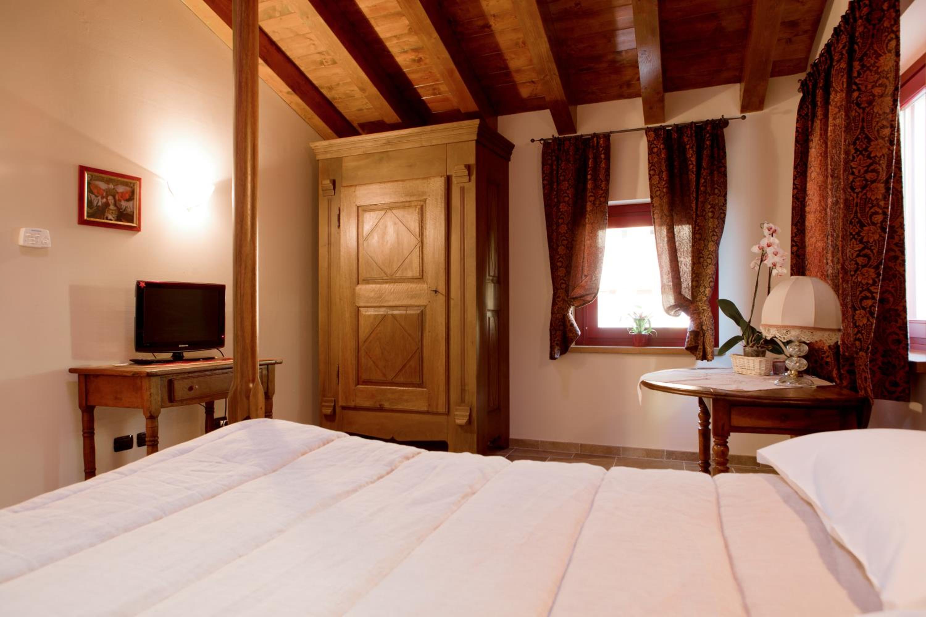 Suite with Mountain View - Photo 3