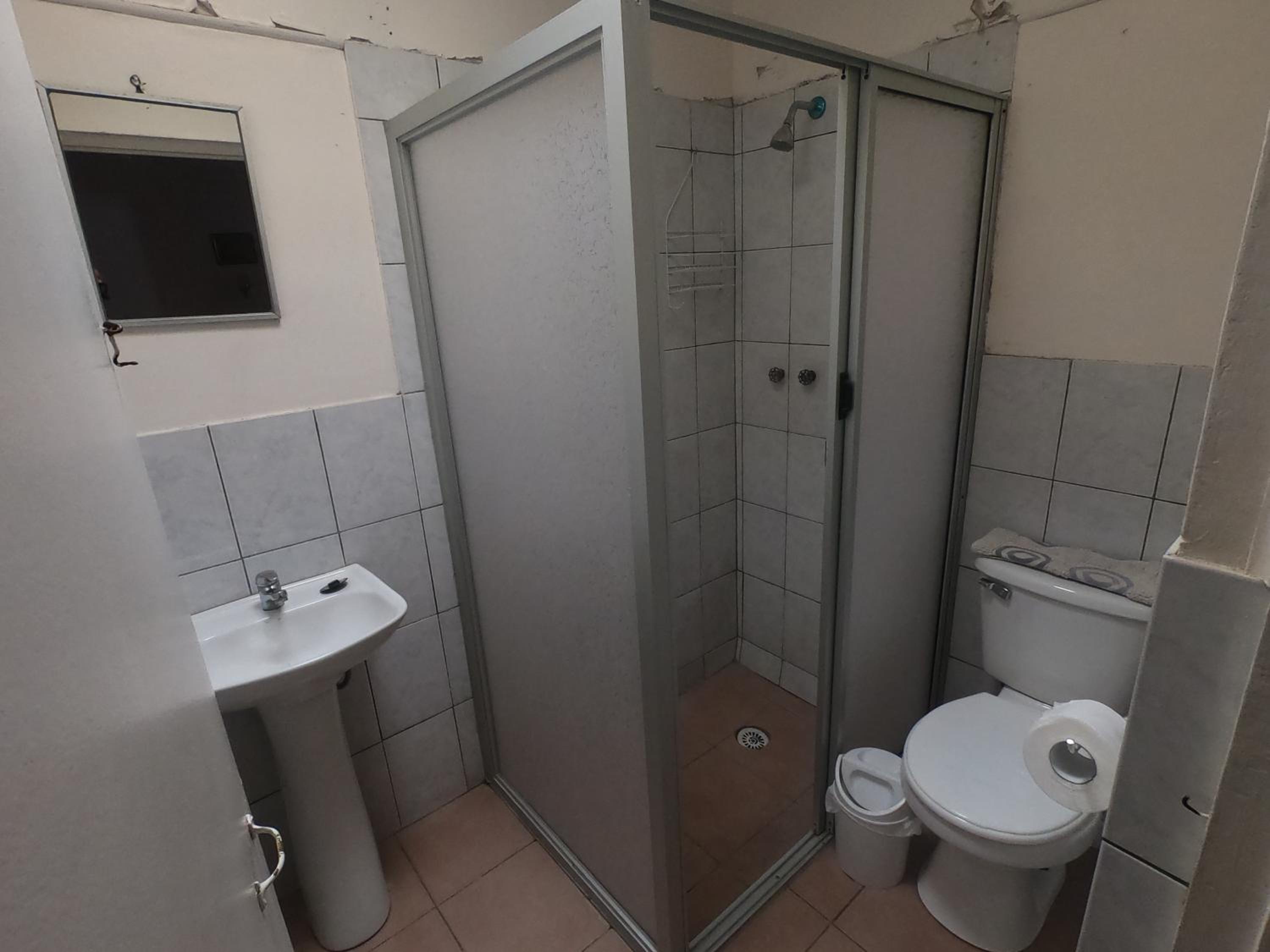 Single Room with Private Bathroom photo 2