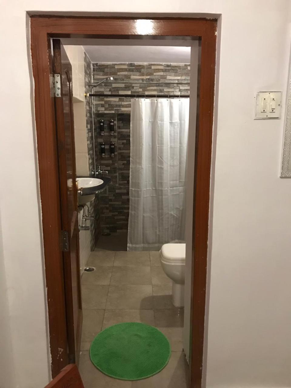 Deluxe Queen Room - Photo 10