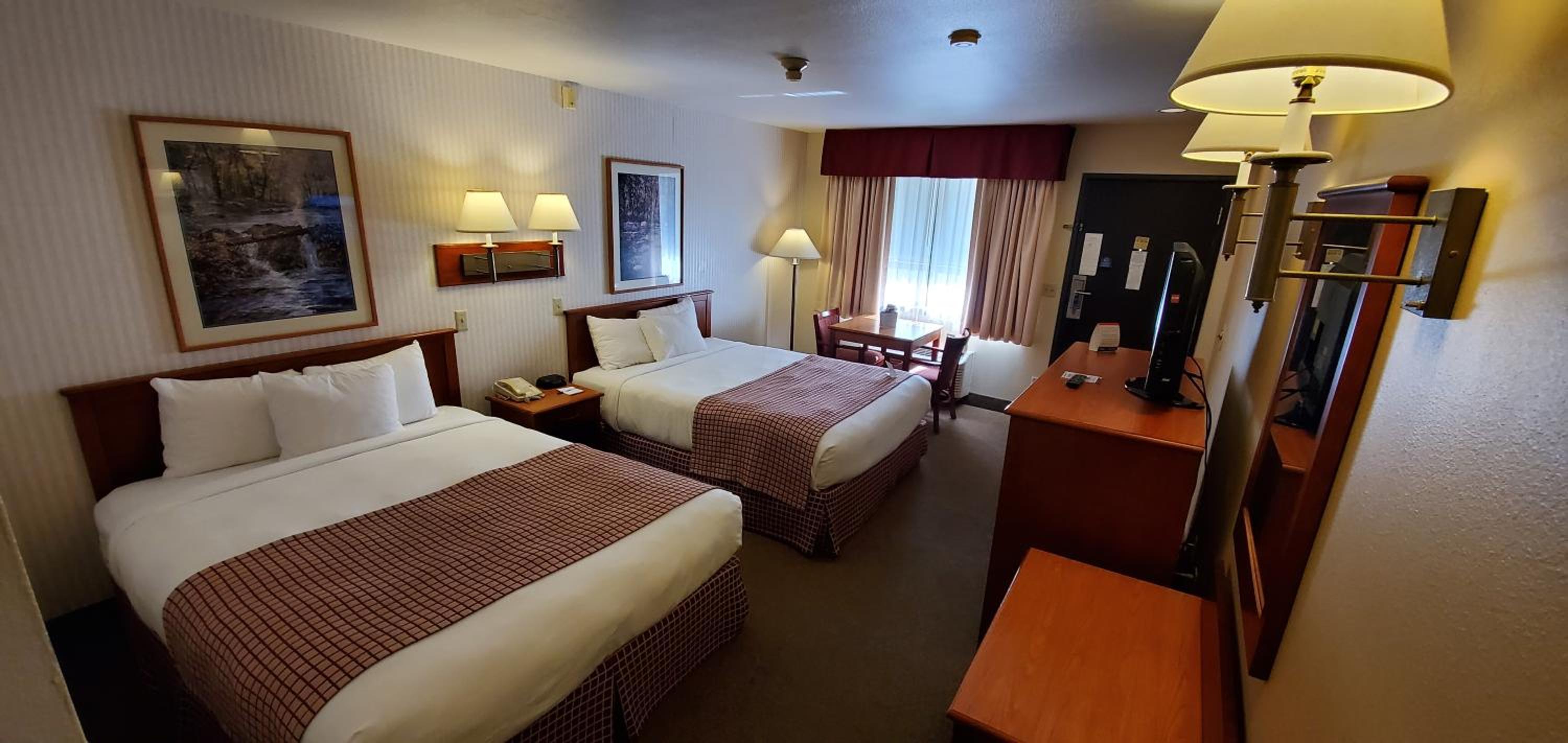 Queen Room with Two Queen Beds - Non-Smoking - Photo 2