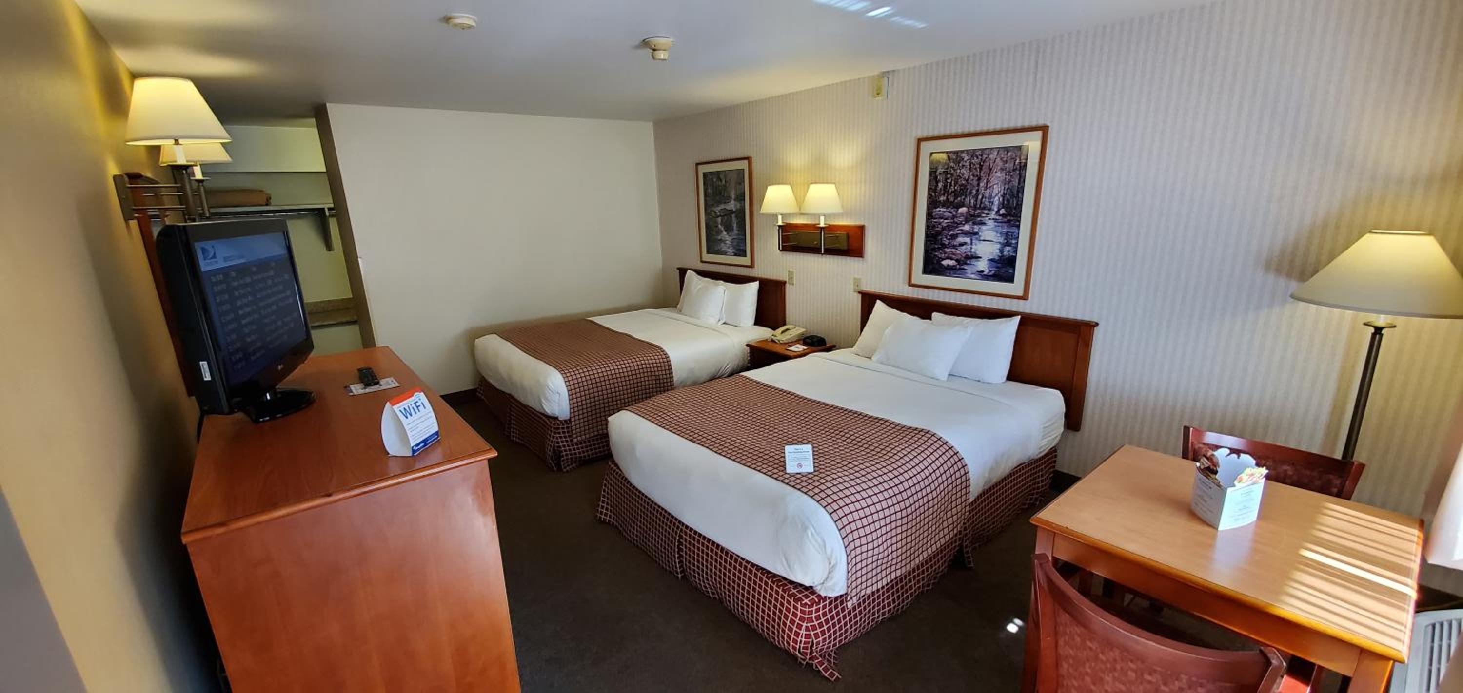 Queen Room with Two Queen Beds - Non-Smoking - Photo 1