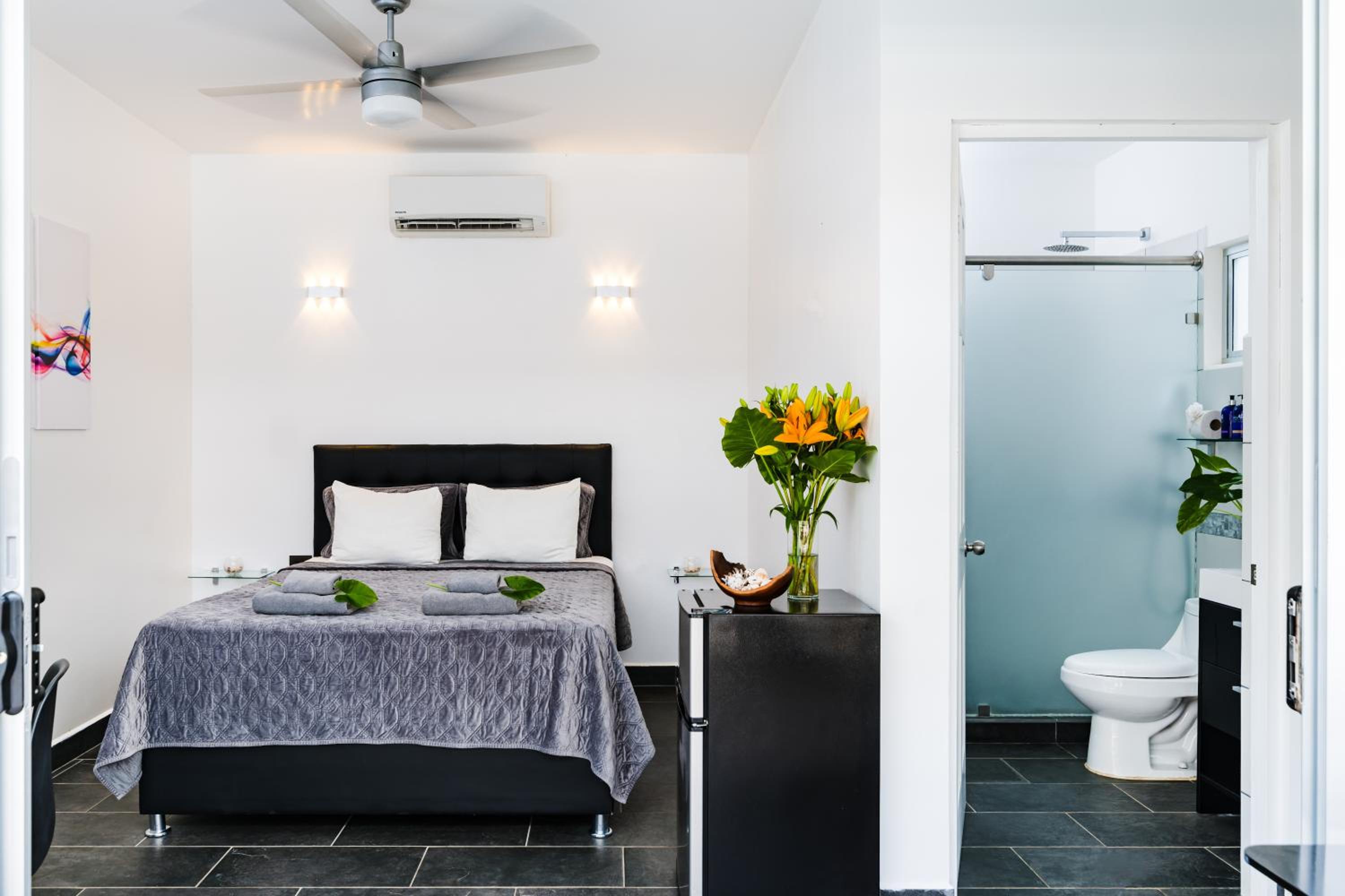 Premium Queen Room with balcony and pool view photo 2