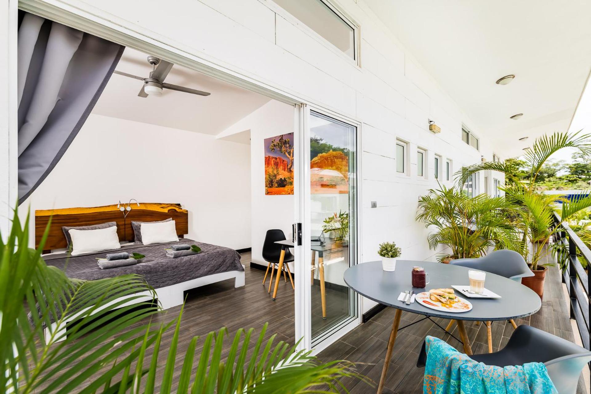 Deluxe King Room with balcony and pool view  photo 2