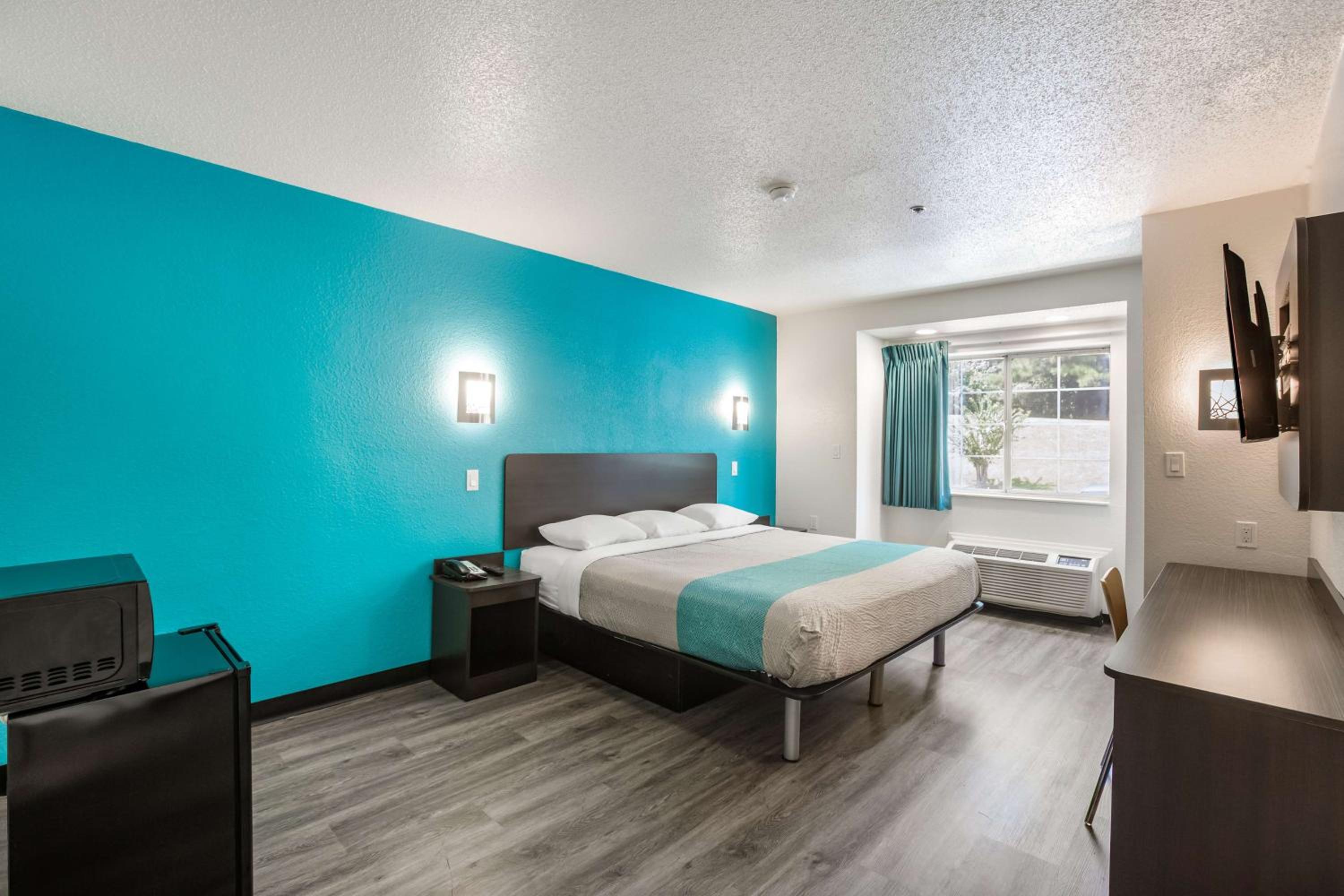 Deluxe King Room - Non-Smoking - Photo 9