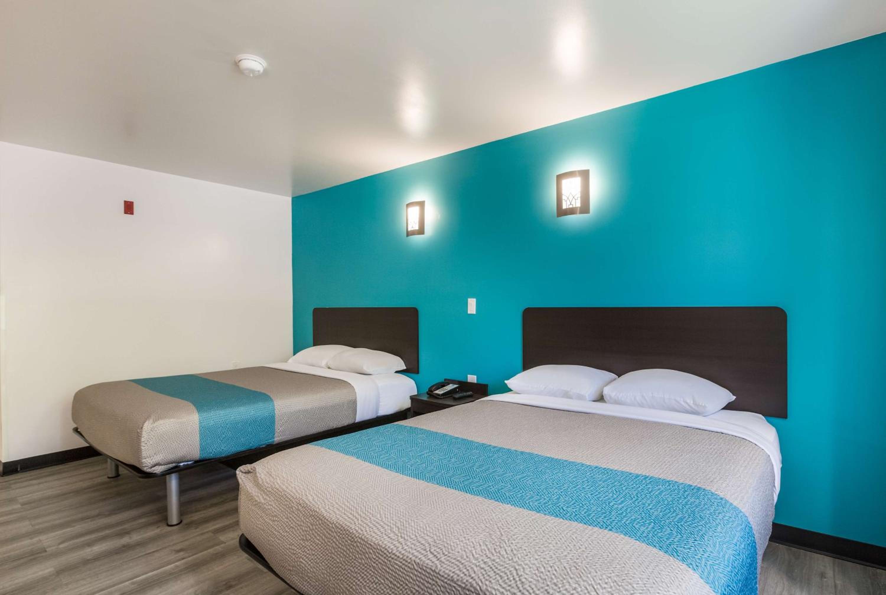 Queen Room with Two Queen Beds - Non-Smoking - Photo 1