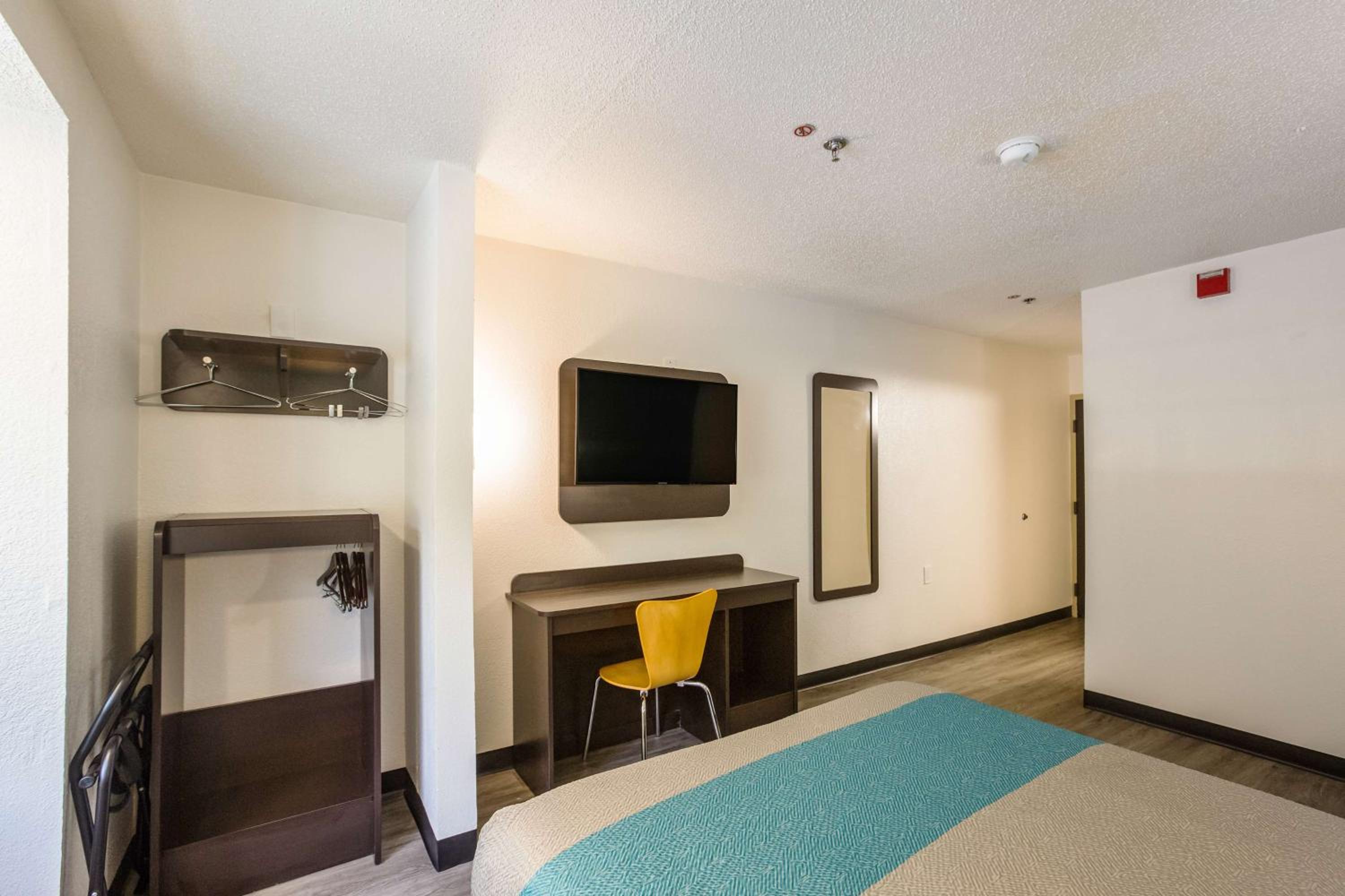Deluxe King Room - Non-Smoking - Photo 4