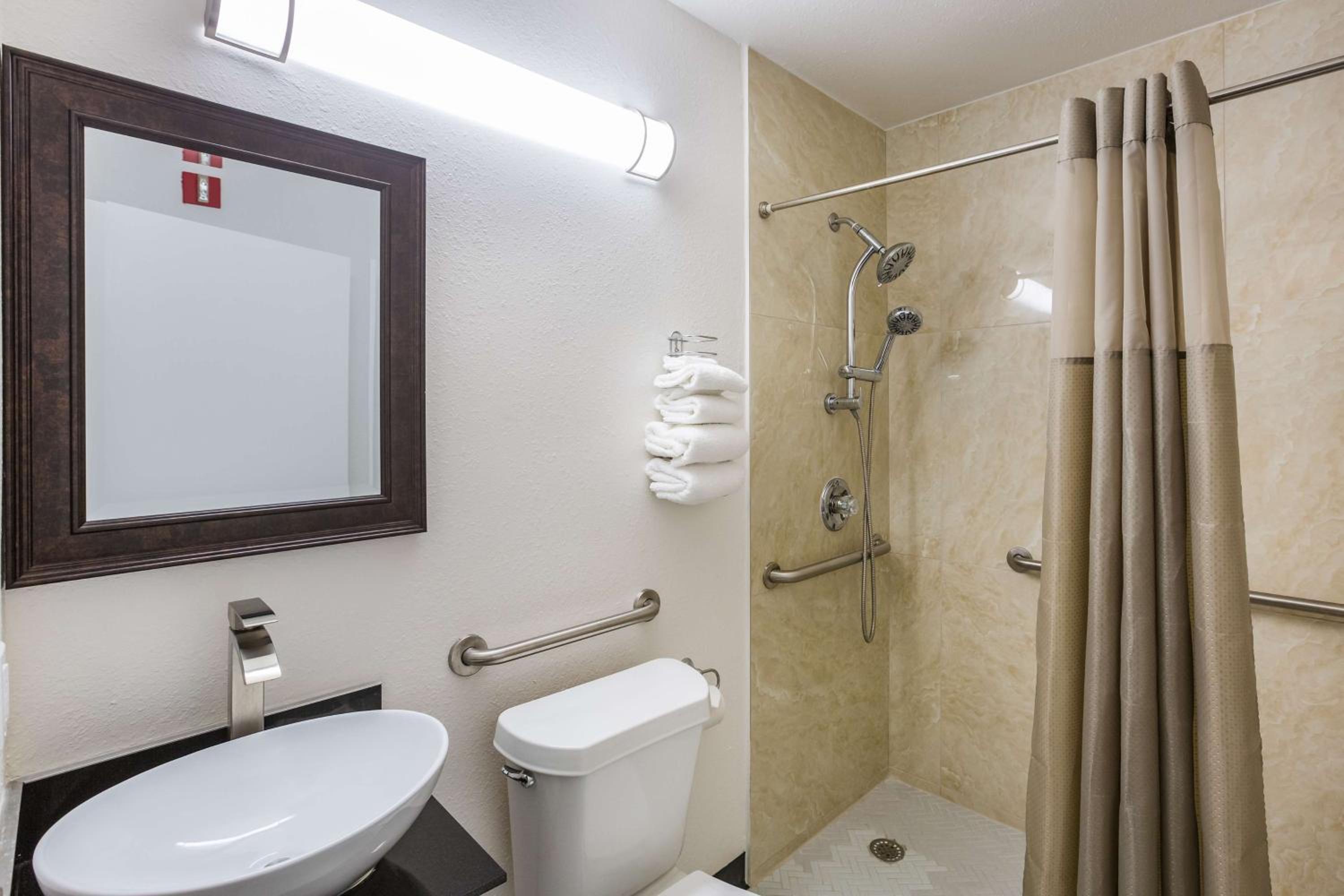 Queen Room - Disability Access - Non-Smoking - Photo 4