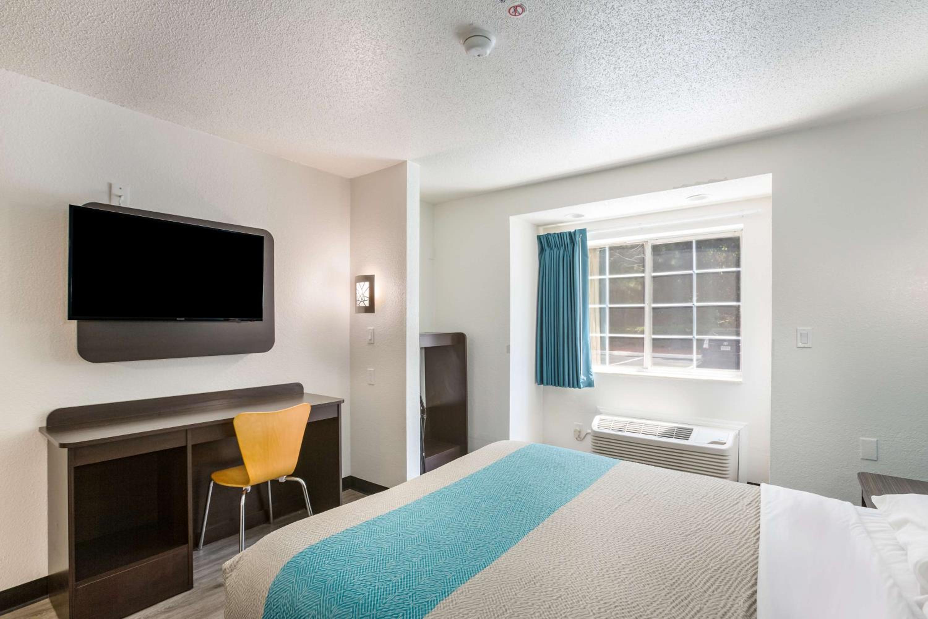 Deluxe King Room - Non-Smoking - Photo 8