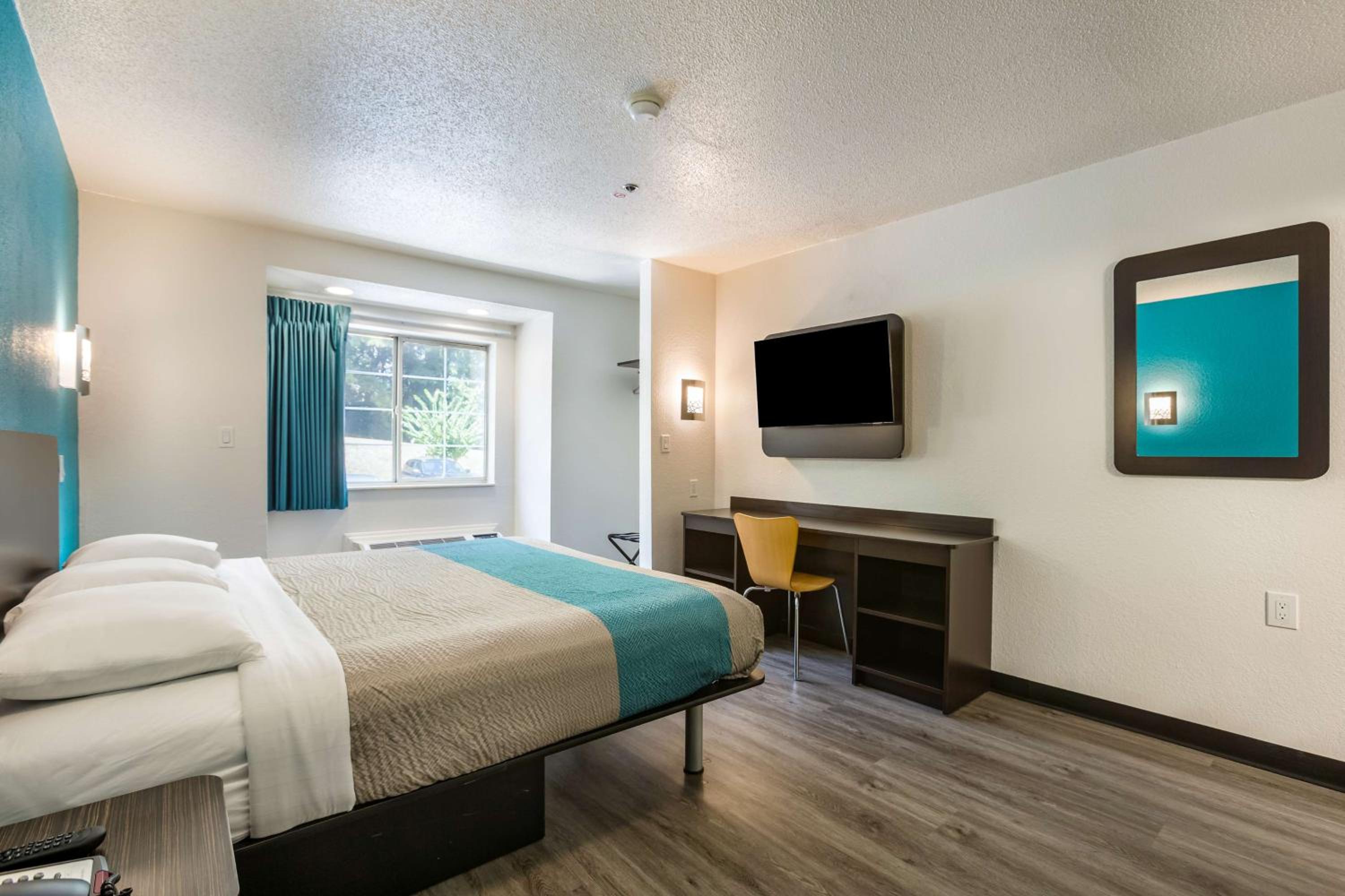 Deluxe King Room - Non-Smoking - Photo 5