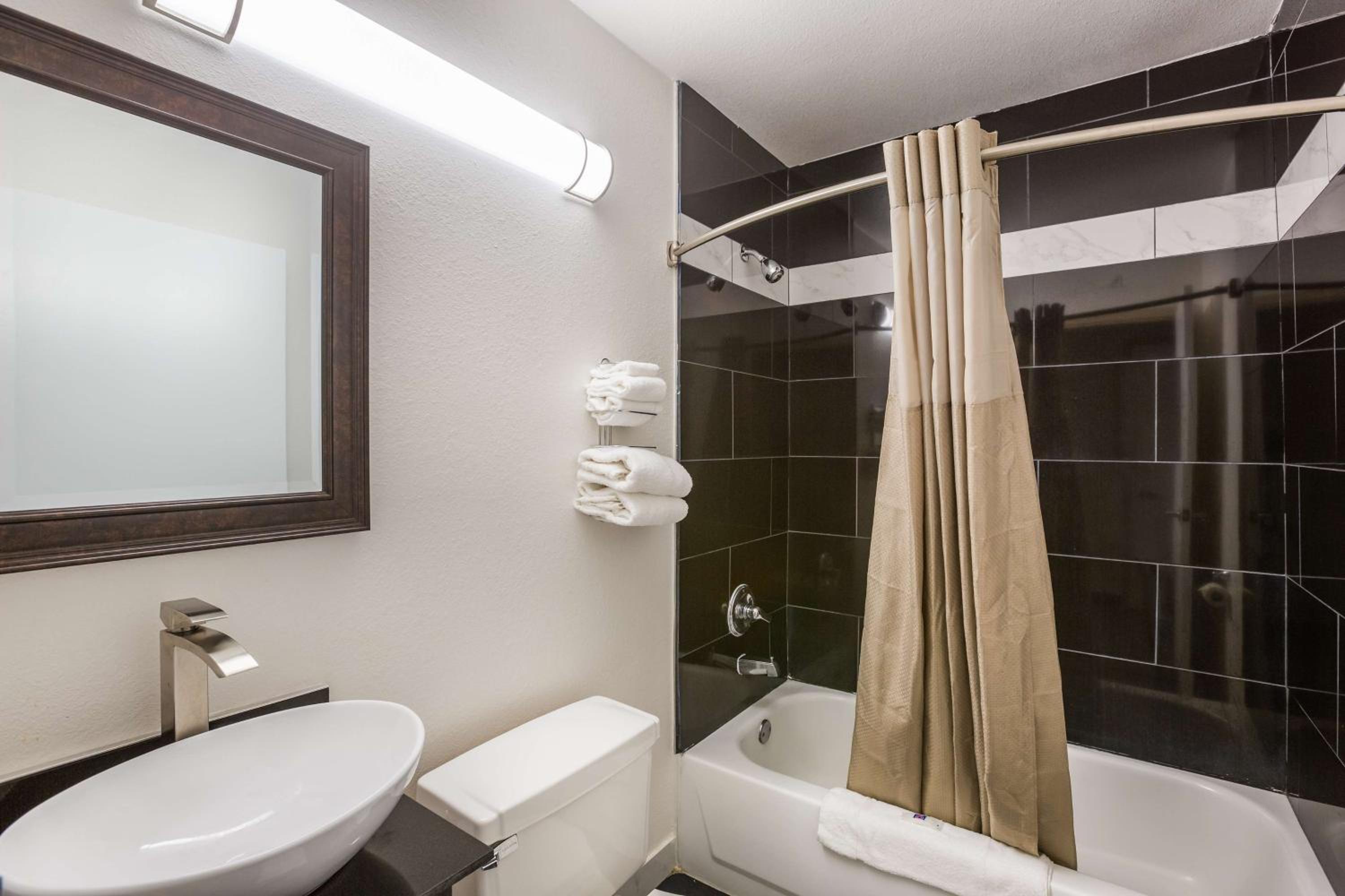King Room with Spa Bath - Non-Smoking - Photo 11
