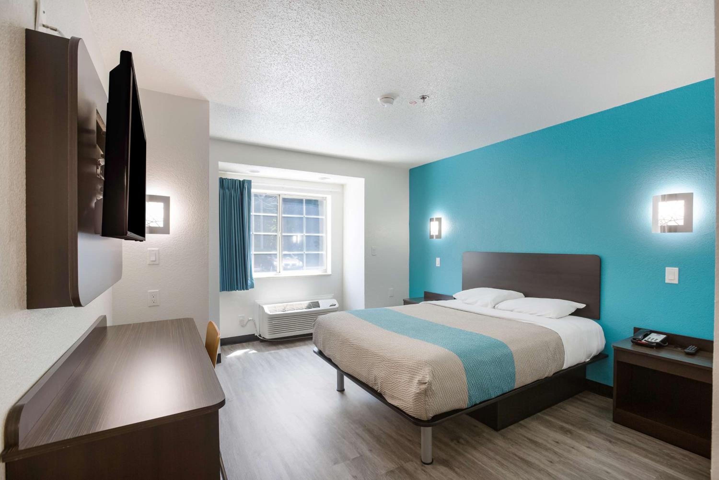 Deluxe King Room - Non-Smoking - Photo 1