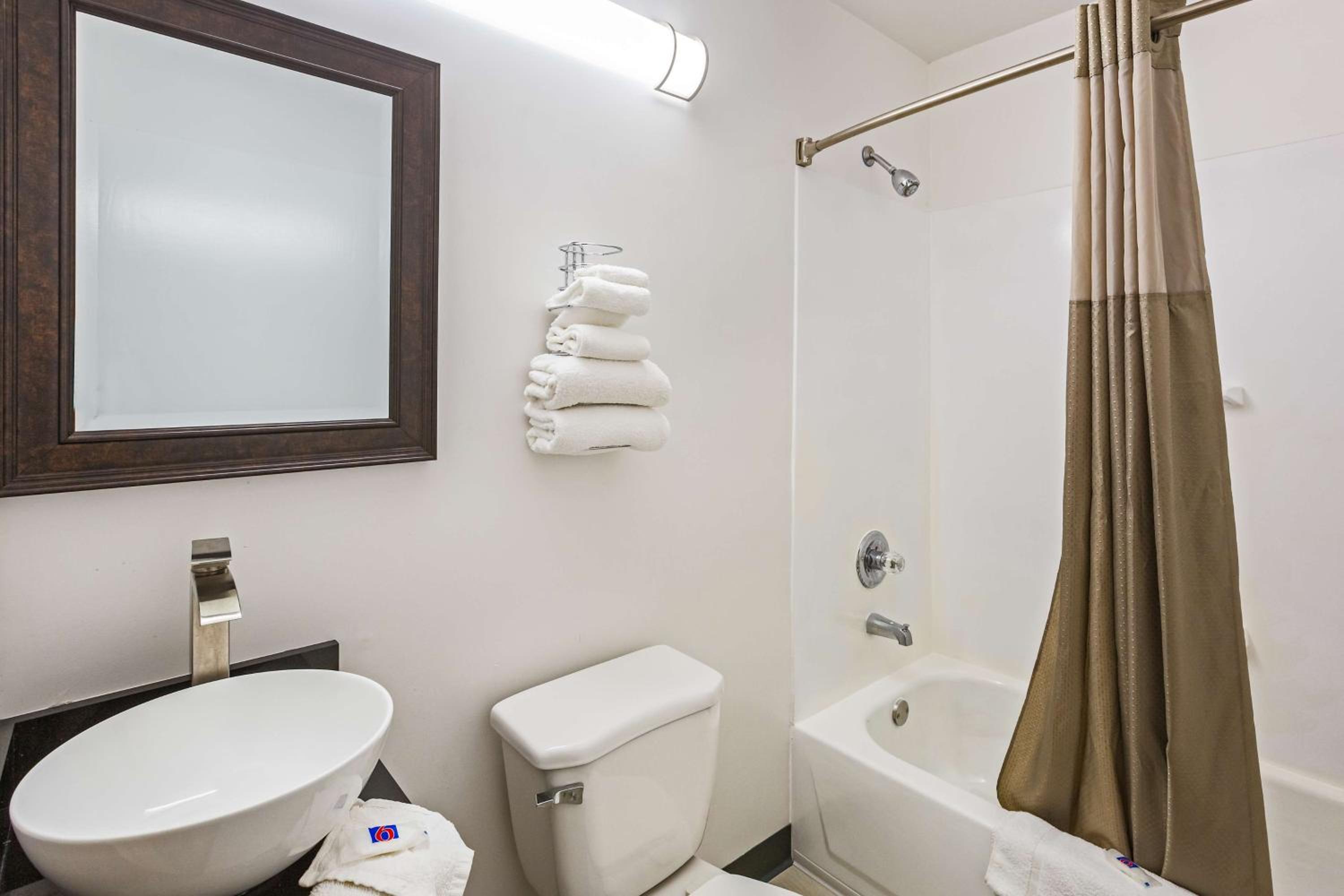 Deluxe King Room - Non-Smoking - Photo 7