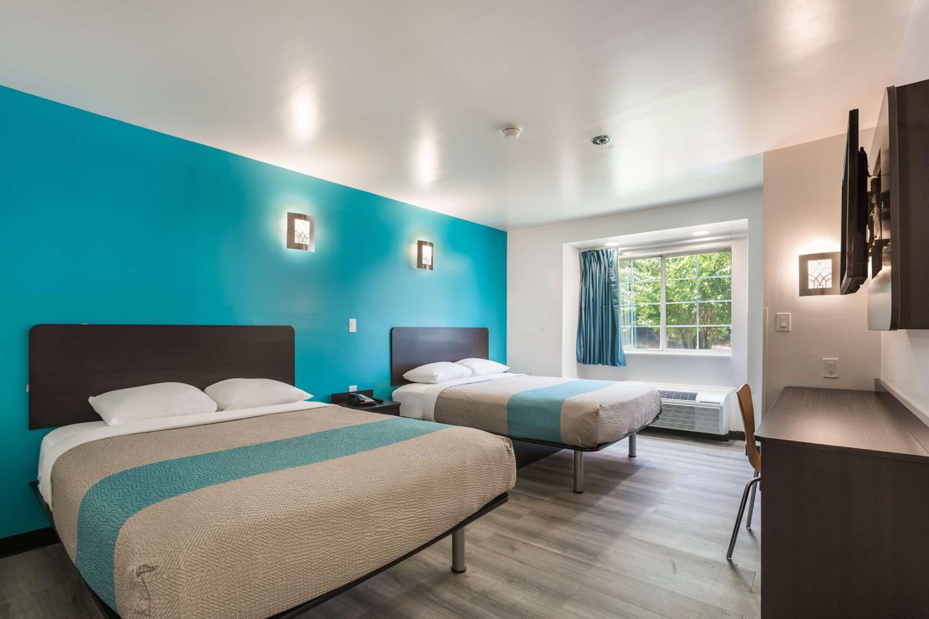 Queen Room with Two Queen Beds - Non-Smoking - Photo 4