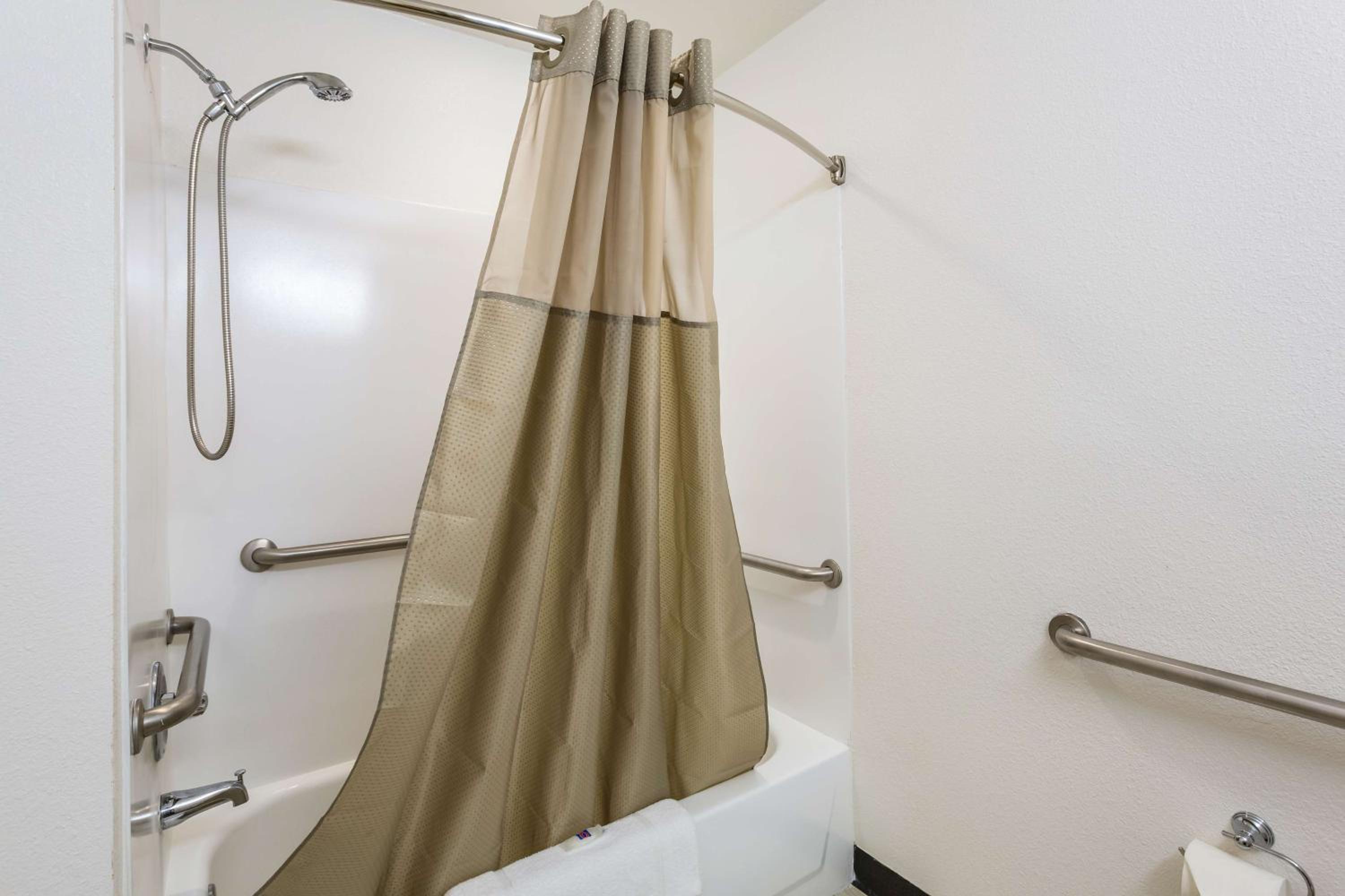 Queen Room - Disability Access - Non-Smoking - Photo 11