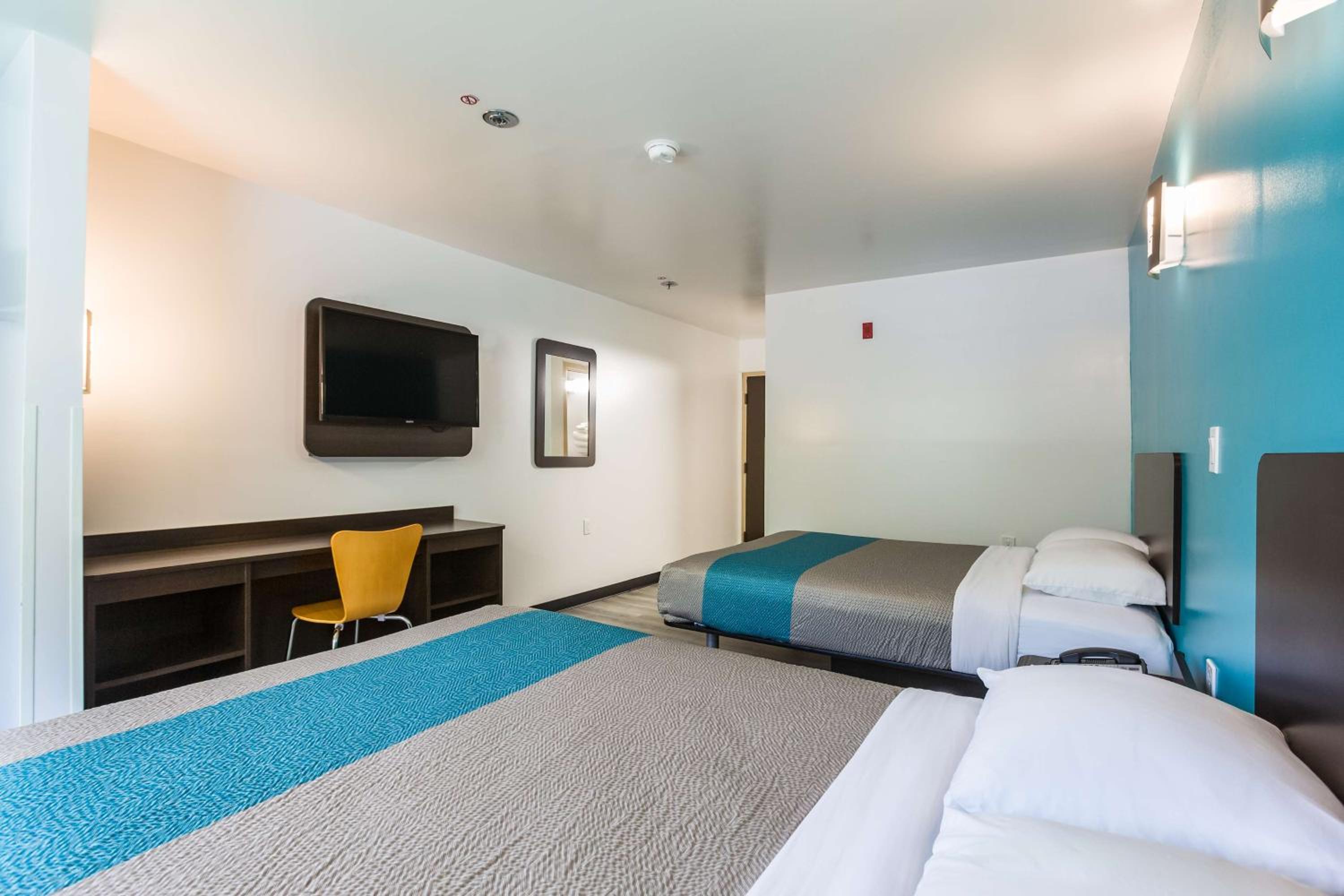 Queen Room with Two Queen Beds - Non-Smoking - Photo 3