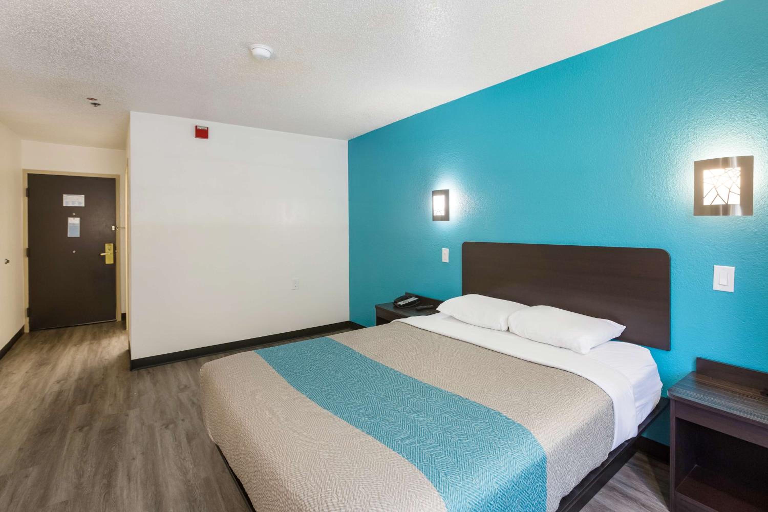 Deluxe King Room - Non-Smoking - Photo 6