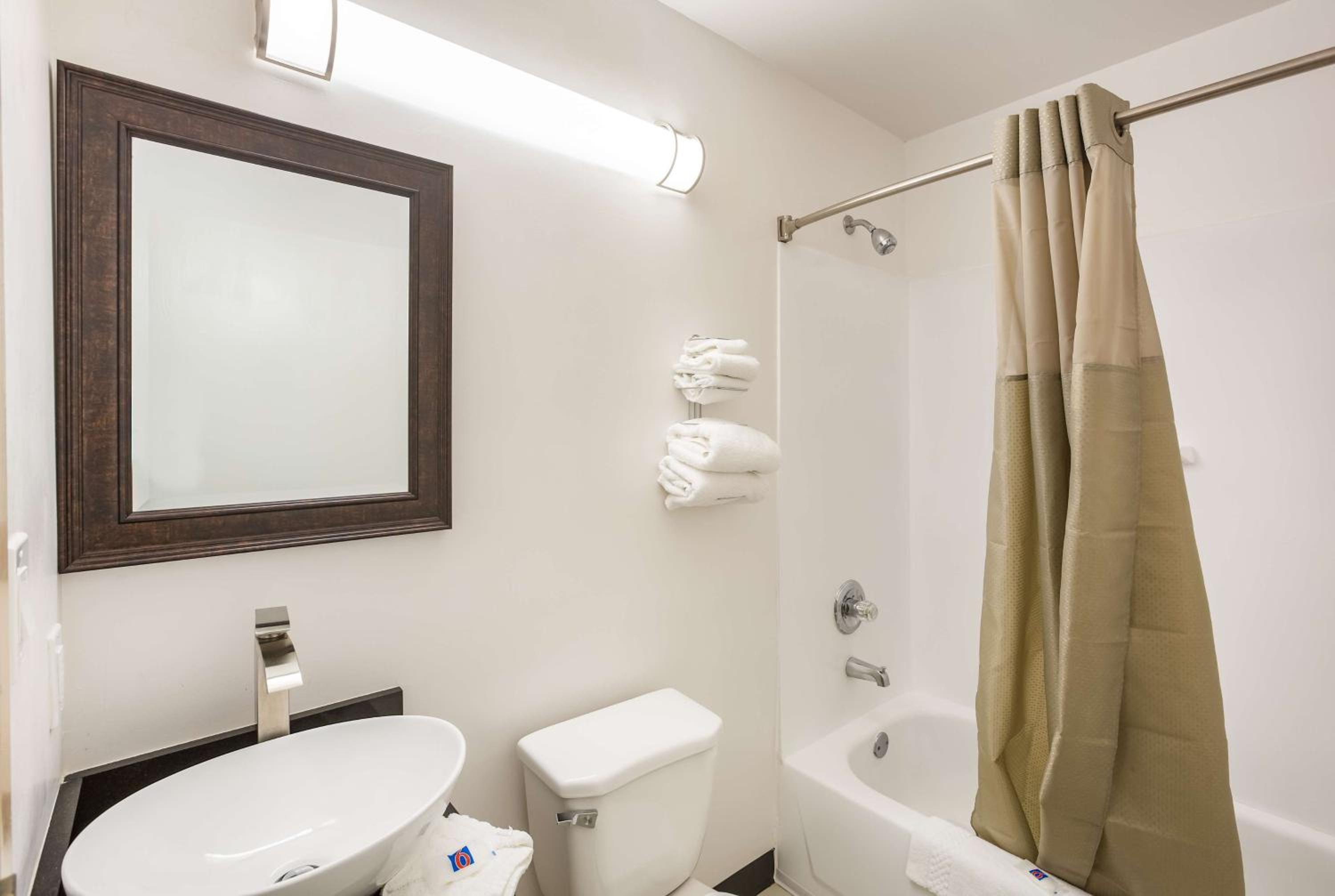 Deluxe King Room - Non-Smoking - Photo 2