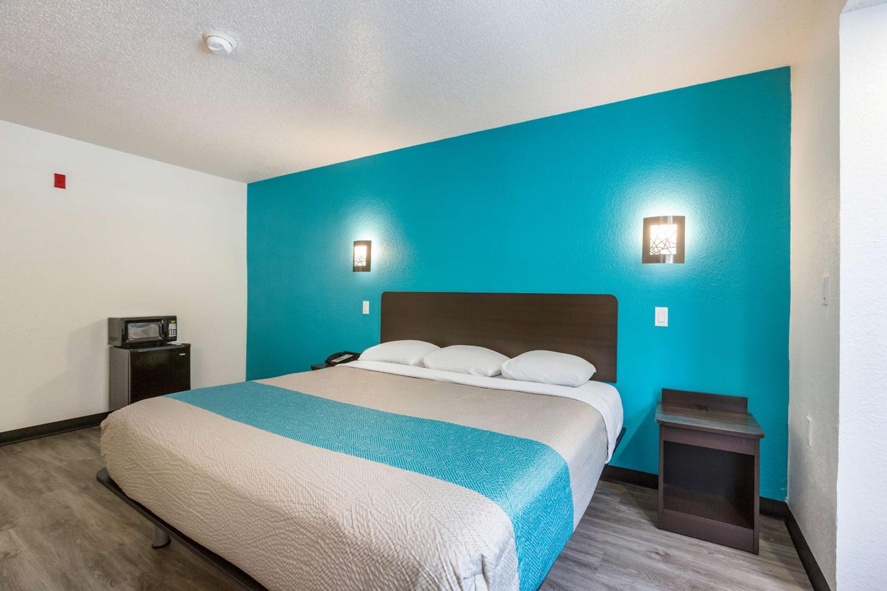 Deluxe King Room - Non-Smoking - Photo 10
