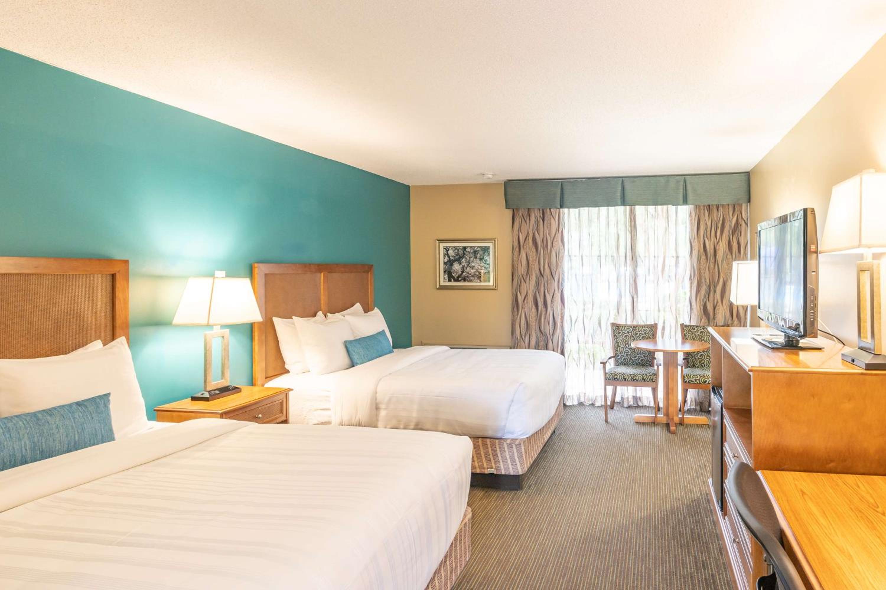 Queen Room with Two Queen Beds - Non-Smoking - Photo 9
