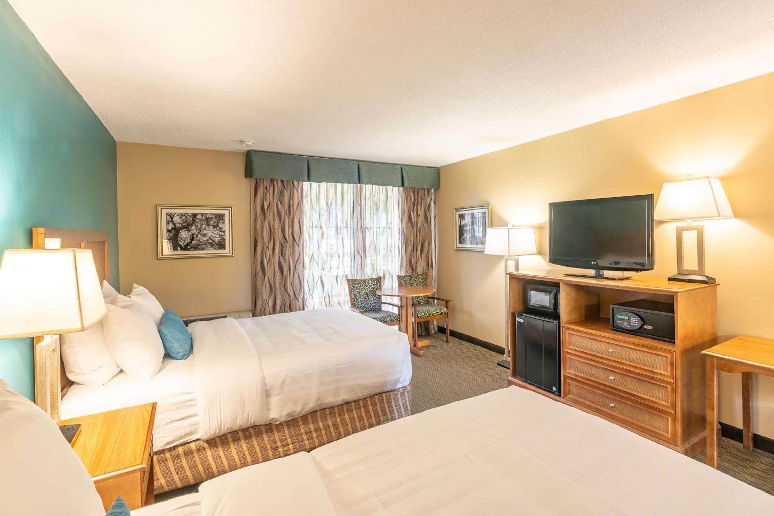 Queen Room with Two Queen Beds - Non-Smoking - Photo 10