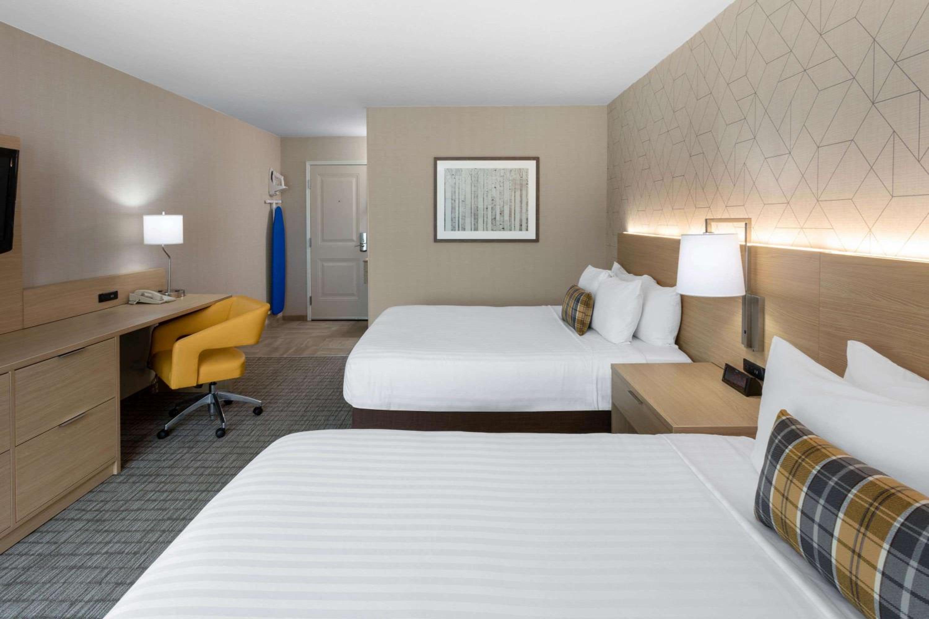 Queen Room with Two Queen Beds - Non-Smoking - Photo 1