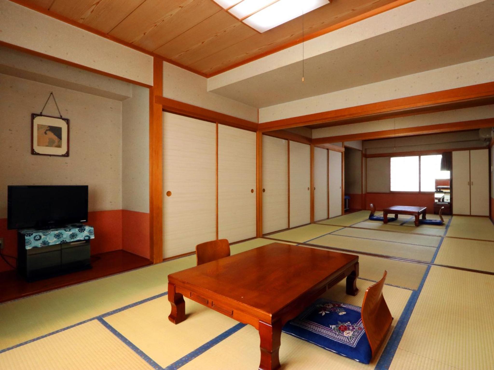 Japanese-Style Room with Shared Bathroom photo 3