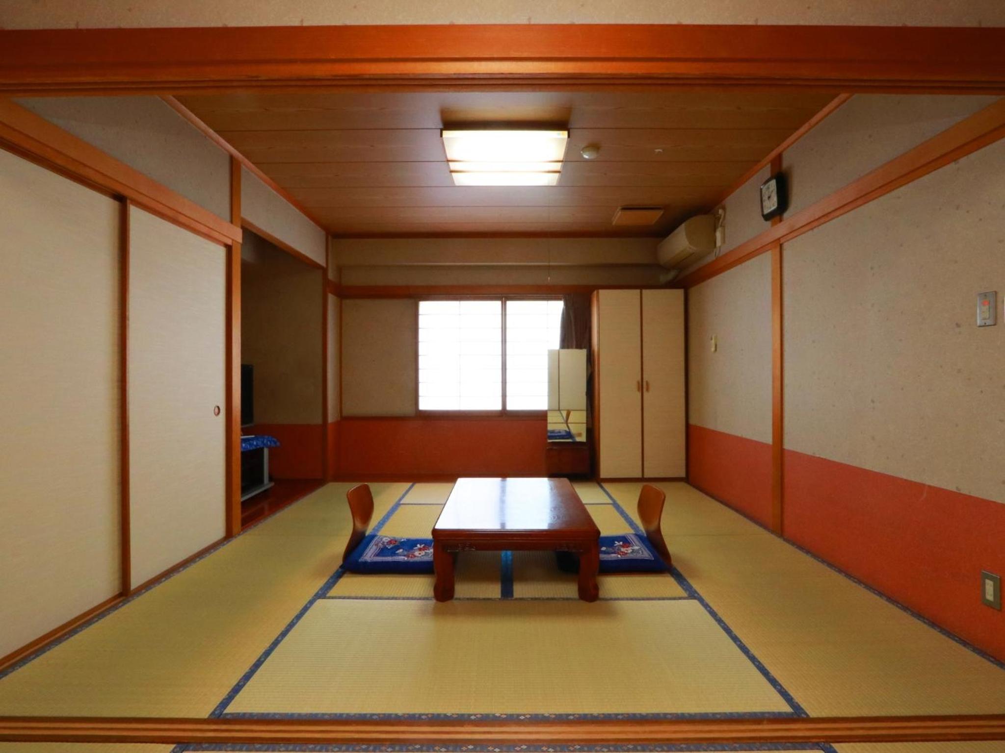 Japanese-Style Room with Shared Bathroom photo 2