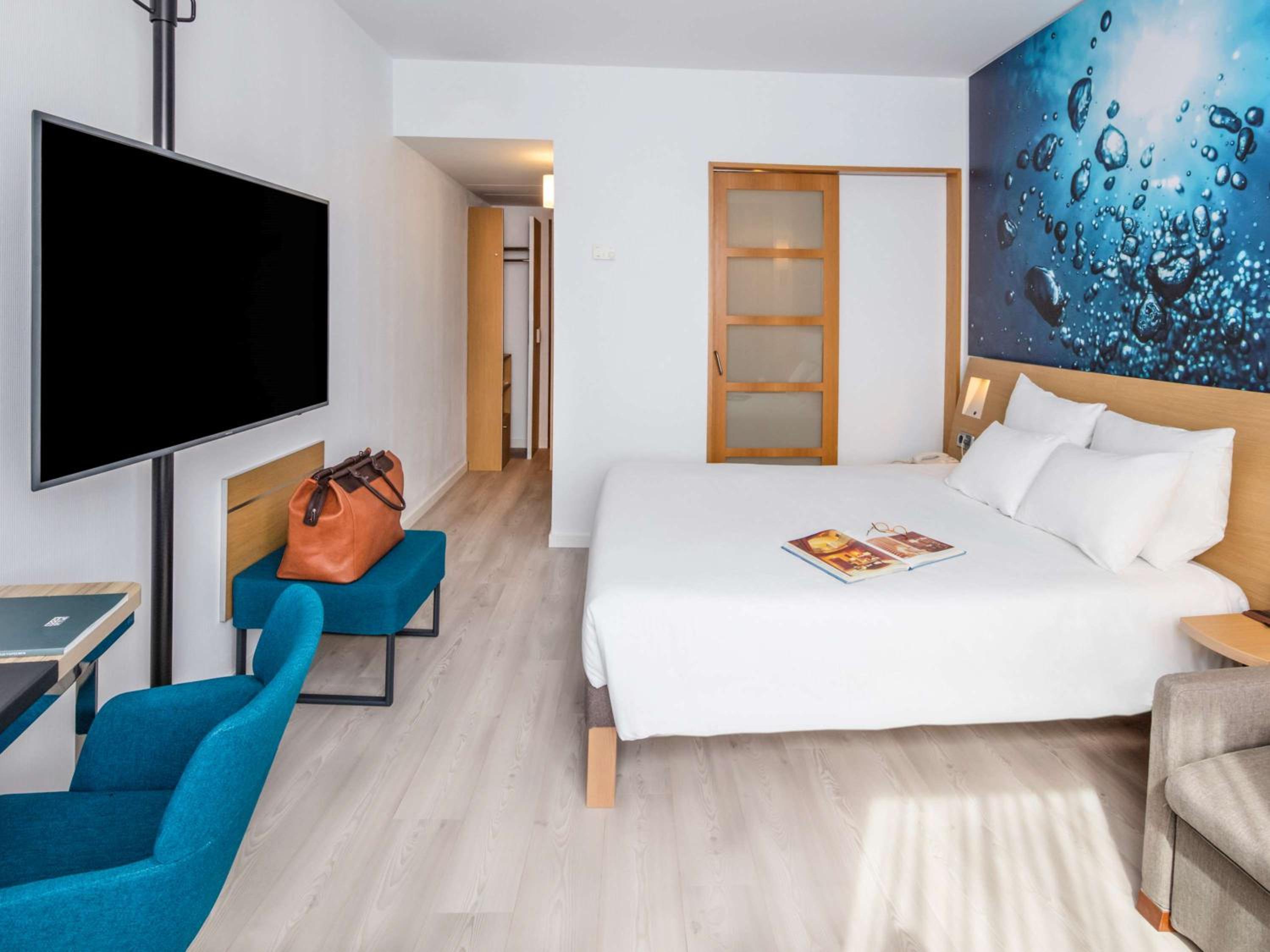 Executive Room with 1 Queen bed - Photo 5