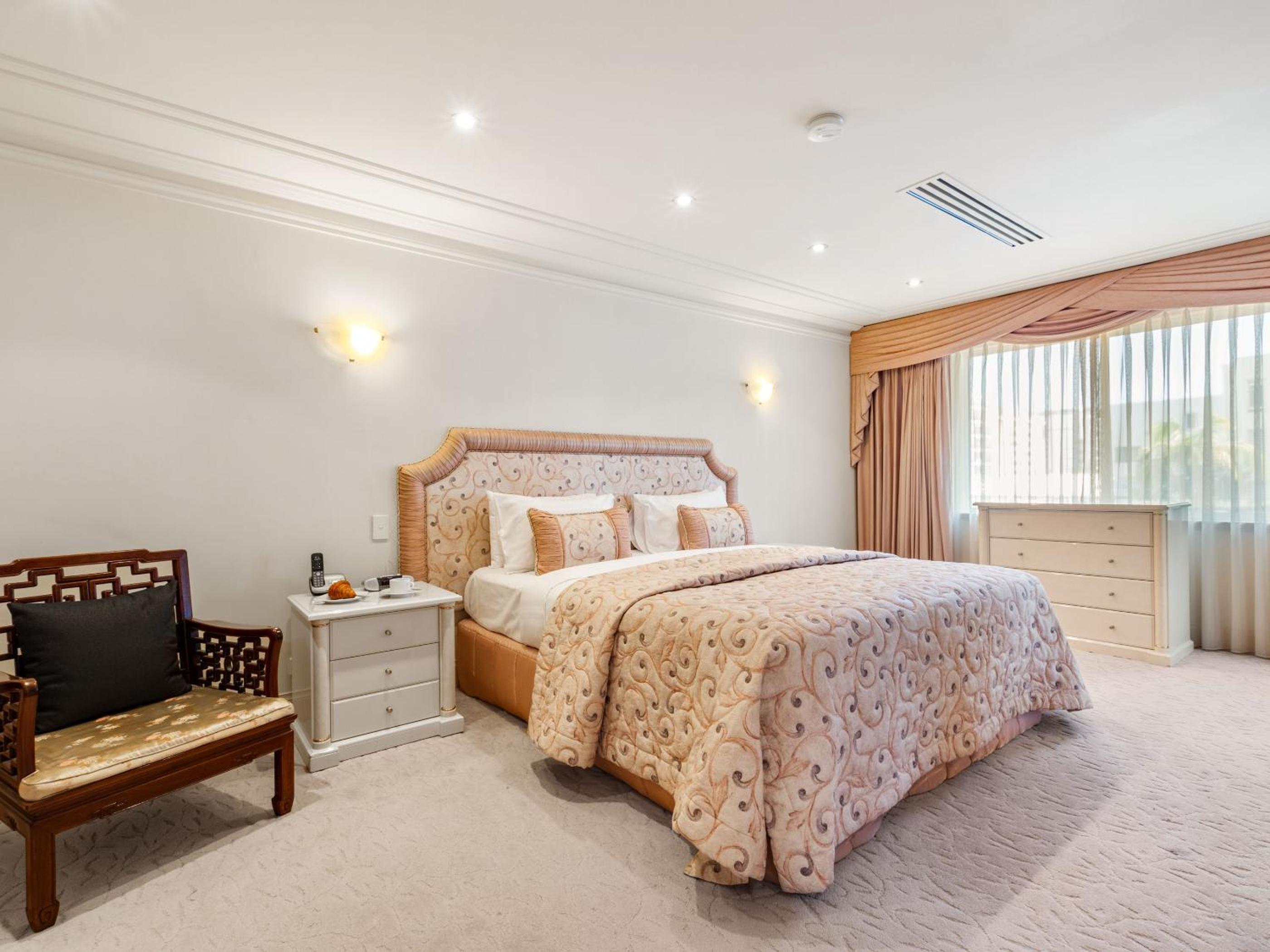Executive One-Bedroom Suite - Riverside thumbnail 5