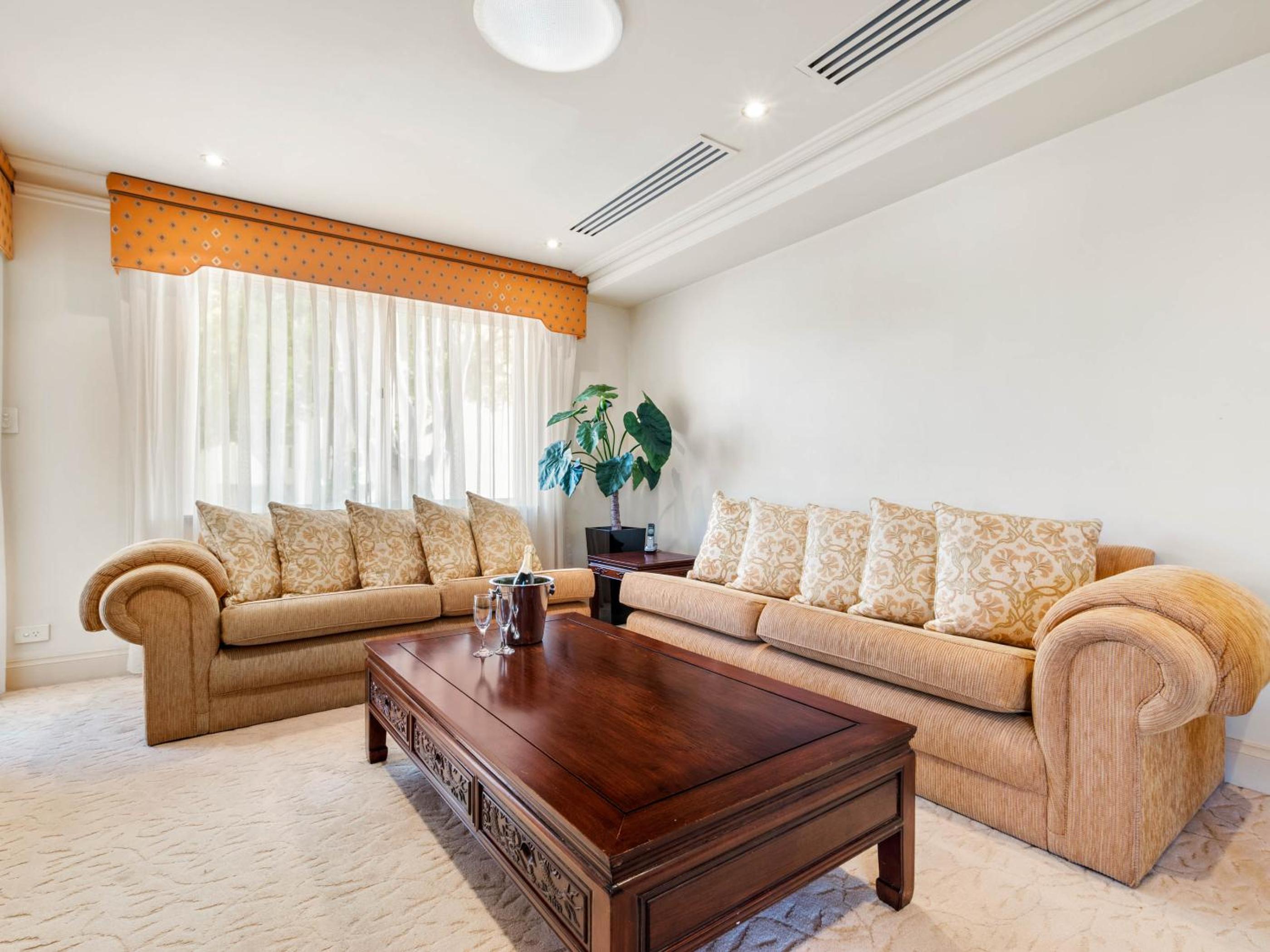 Executive One-Bedroom Suite - Riverside thumbnail 6