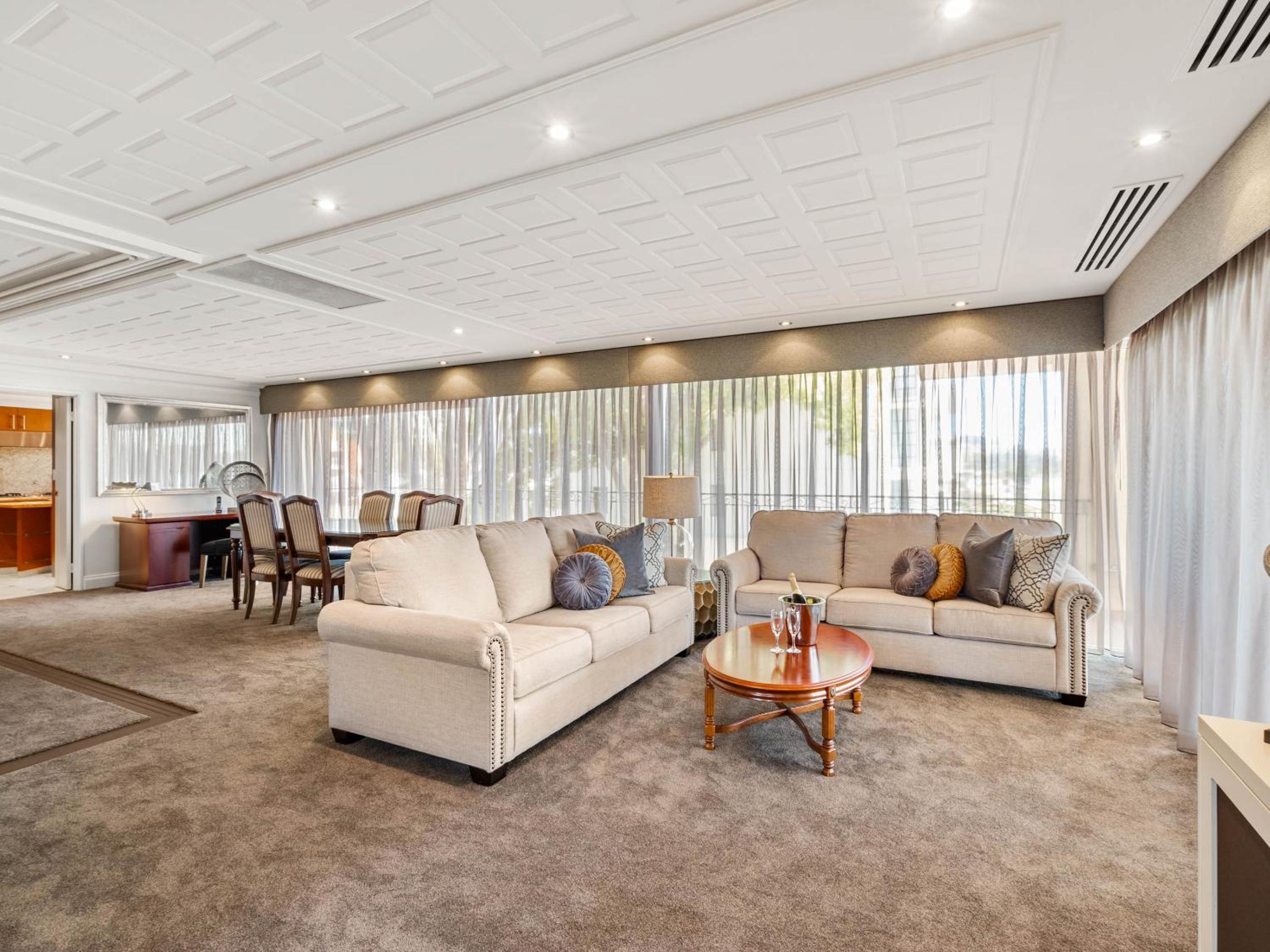 Grand One-Bedroom Suite with River View thumbnail 6