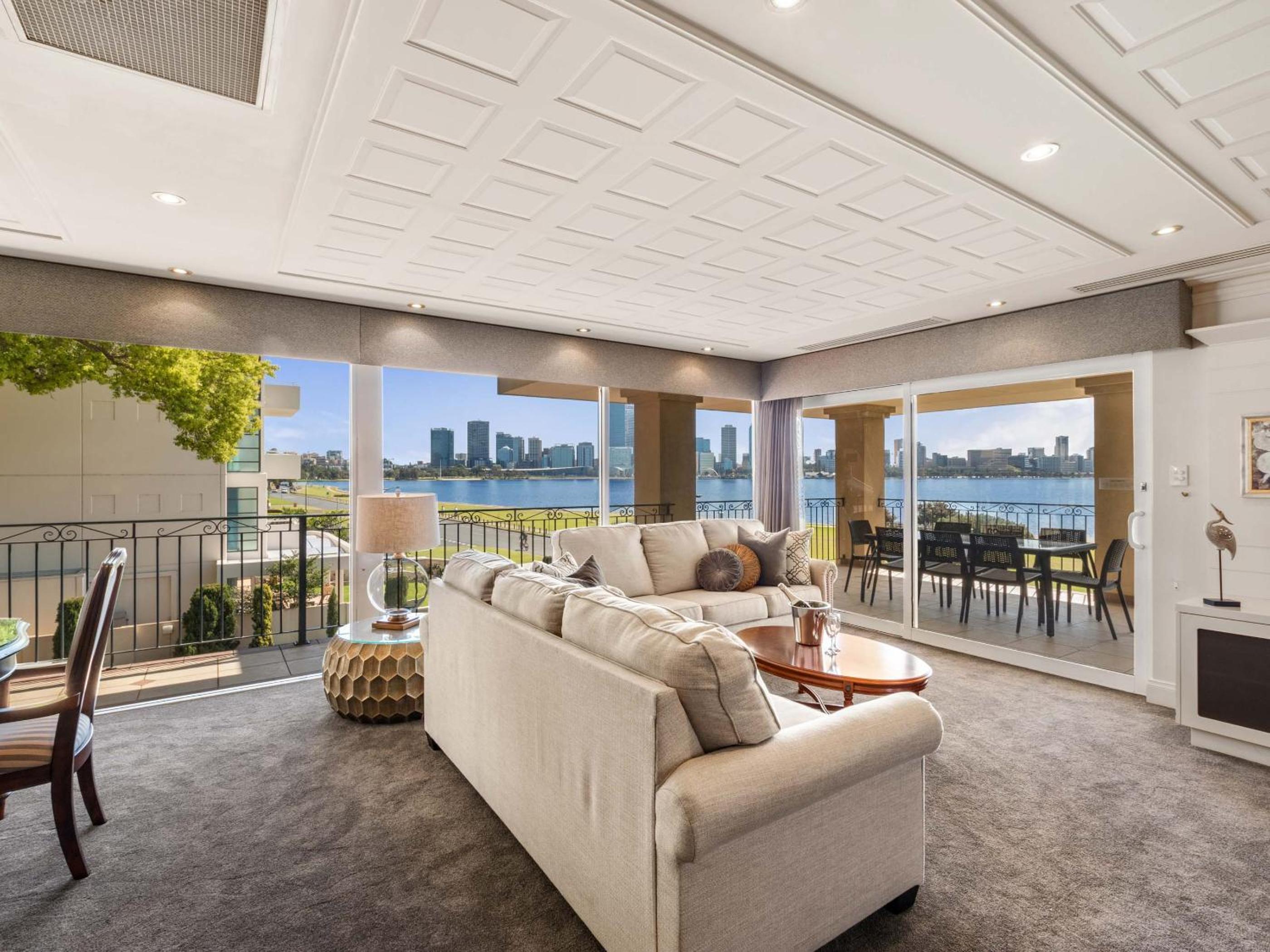 Grand One-Bedroom Suite with River View thumbnail 5
