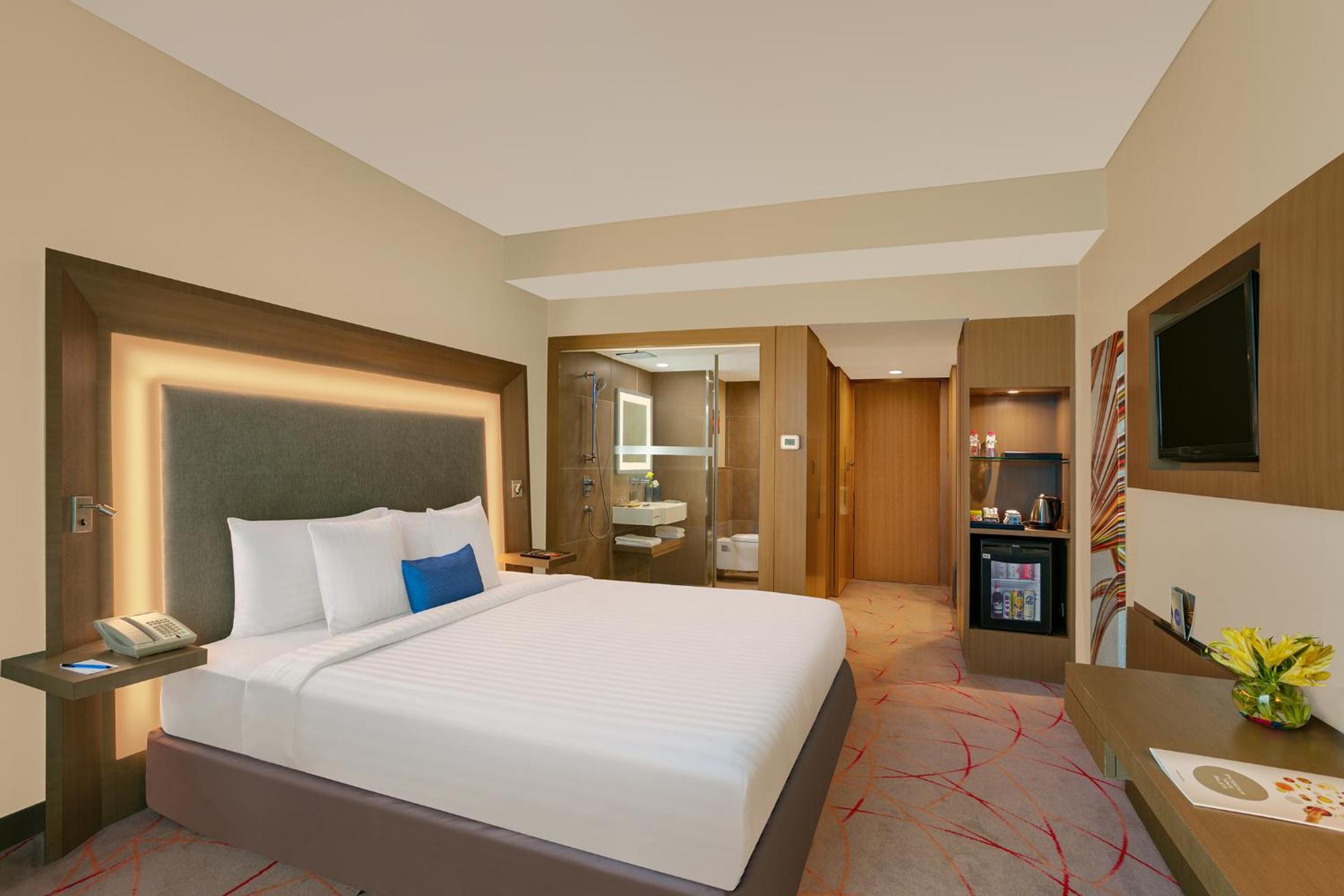 Pet Friendly Studio Suite with Living-cum-bedroom, Kitchenette and Premier Lounge access - 20% Discount on Food & Beverage and Laundry